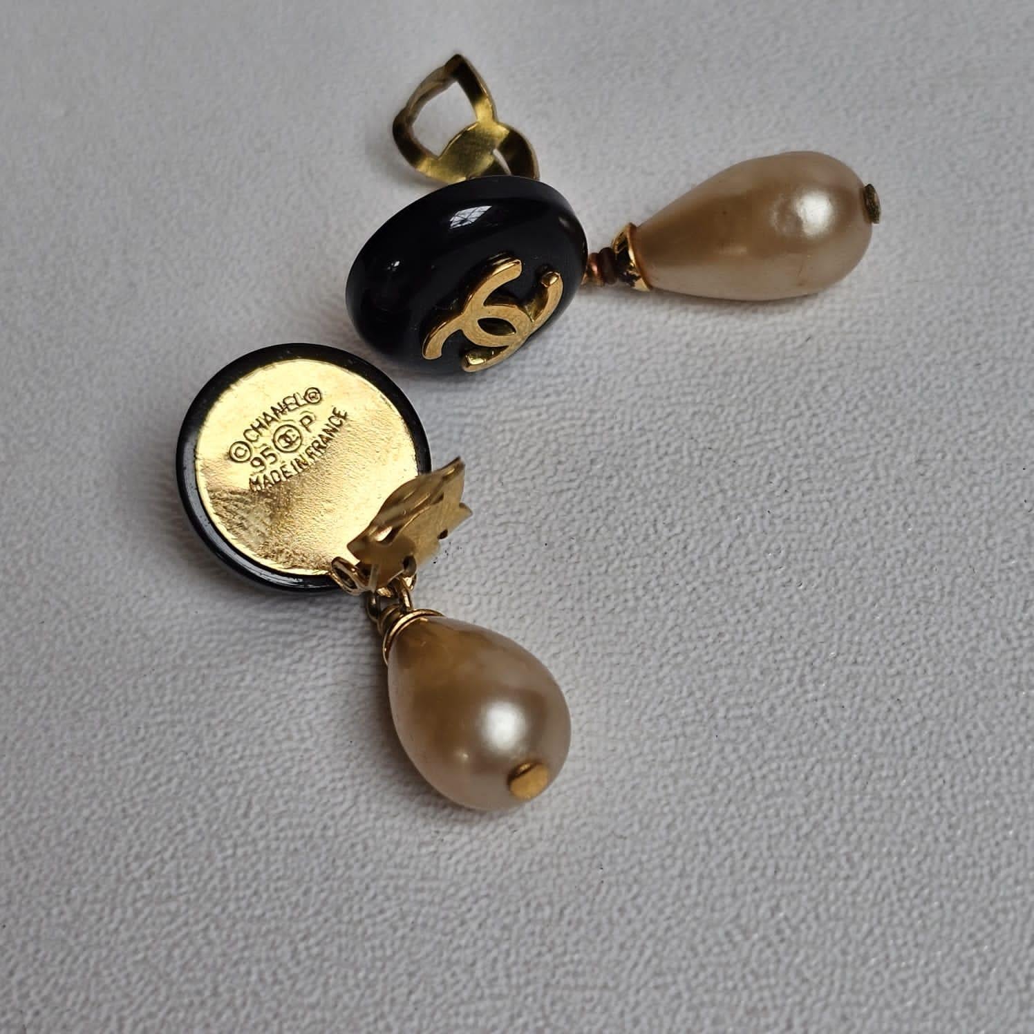 Rare boucle d'oreille en forme de goutte de perle de la collection vintage de Chanel. Une paire très classe et facile à porter. Depuis 1995. Livré avec une boîte de remplacement nonchanel et un sac à poussière.