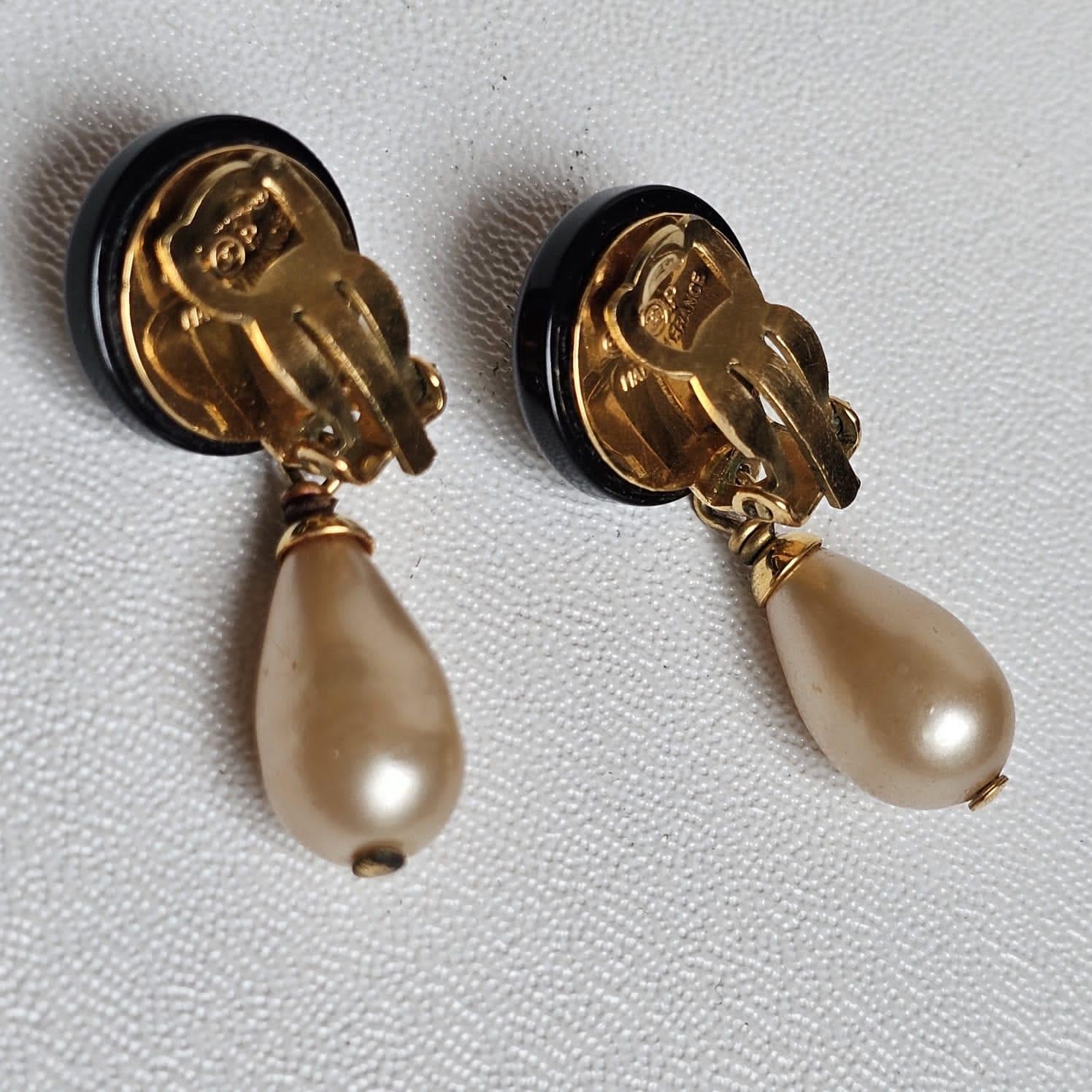 Rare Vintage 95 CC Pearl Drop Earrings In Good Condition For Sale In Jakarta, Daerah Khusus Ibukota Jakarta