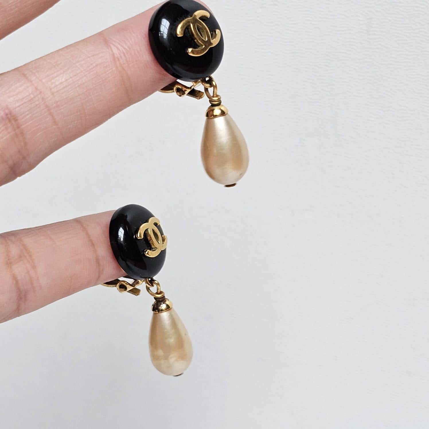 Rare Vintage 95 CC Pearl Drop Earrings Pour femmes en vente