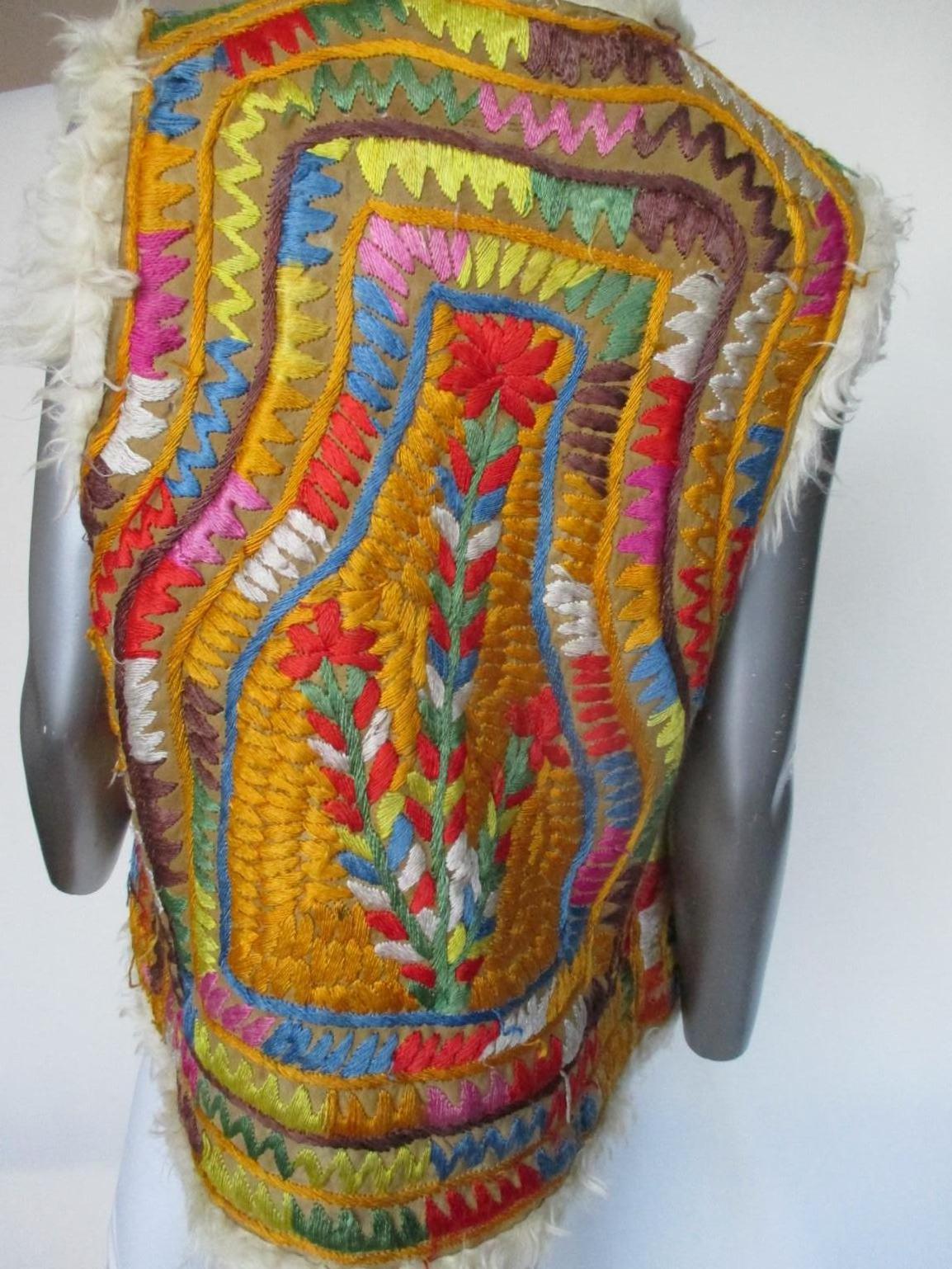 Cette authentique veste en shearling afghan a été fabriquée et brodée à la main en Afghanistan à la fin des années 60 et dans les années 70.
pas de poches, pas de boutons, pas de Label
Il est en bon état vintage, avec de l'usure et des stitsches