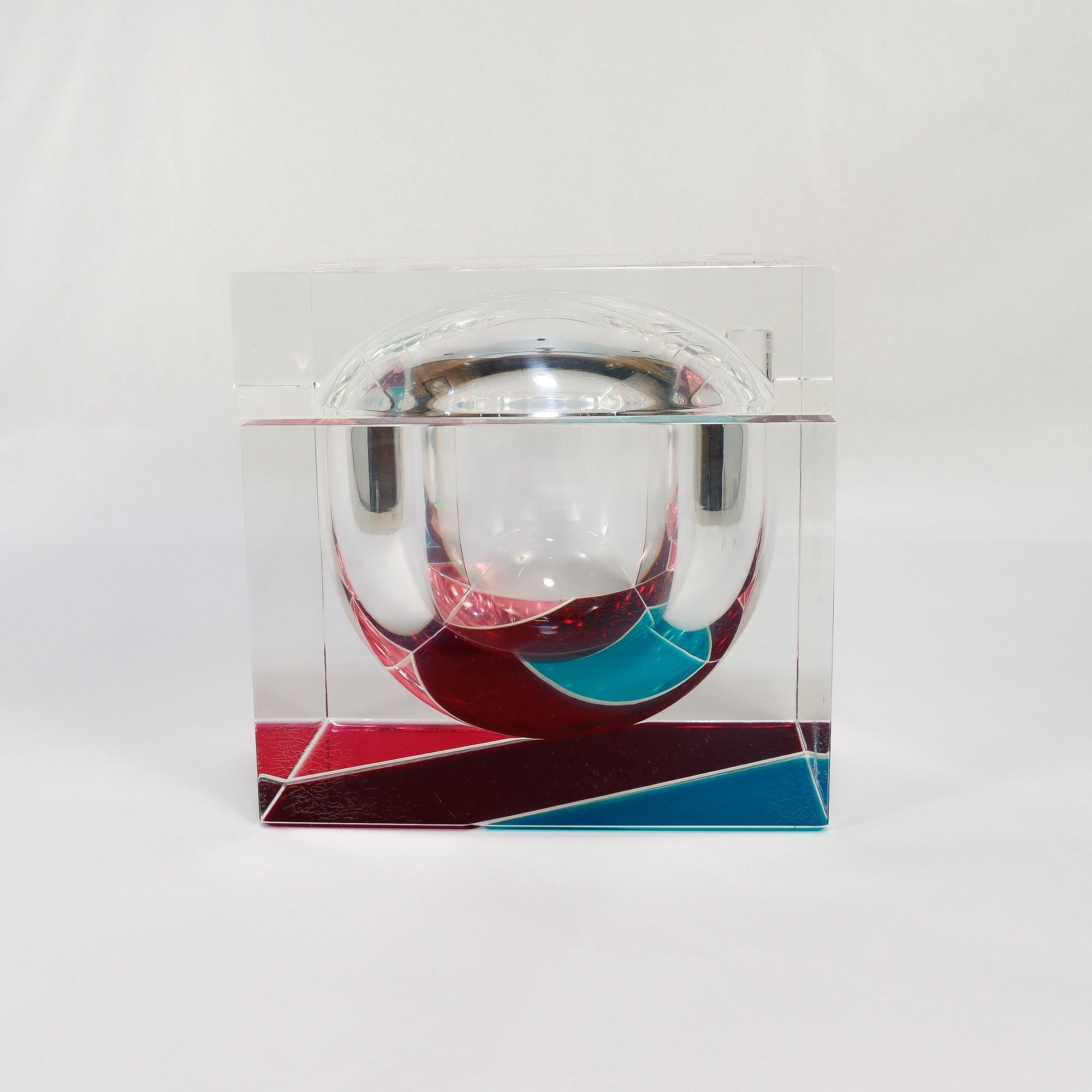 Ein schöner Mid-Century-Eiskübel aus Lucit.

Alessandro Albrizzi zugeschrieben.

Ein seltenes Exemplar mit einem Sockel mit leuchtend farbigen Segmenten in Petrol, Rosa und Rot. 

Der Deckel lässt sich aufklappen und gibt den Blick auf einen