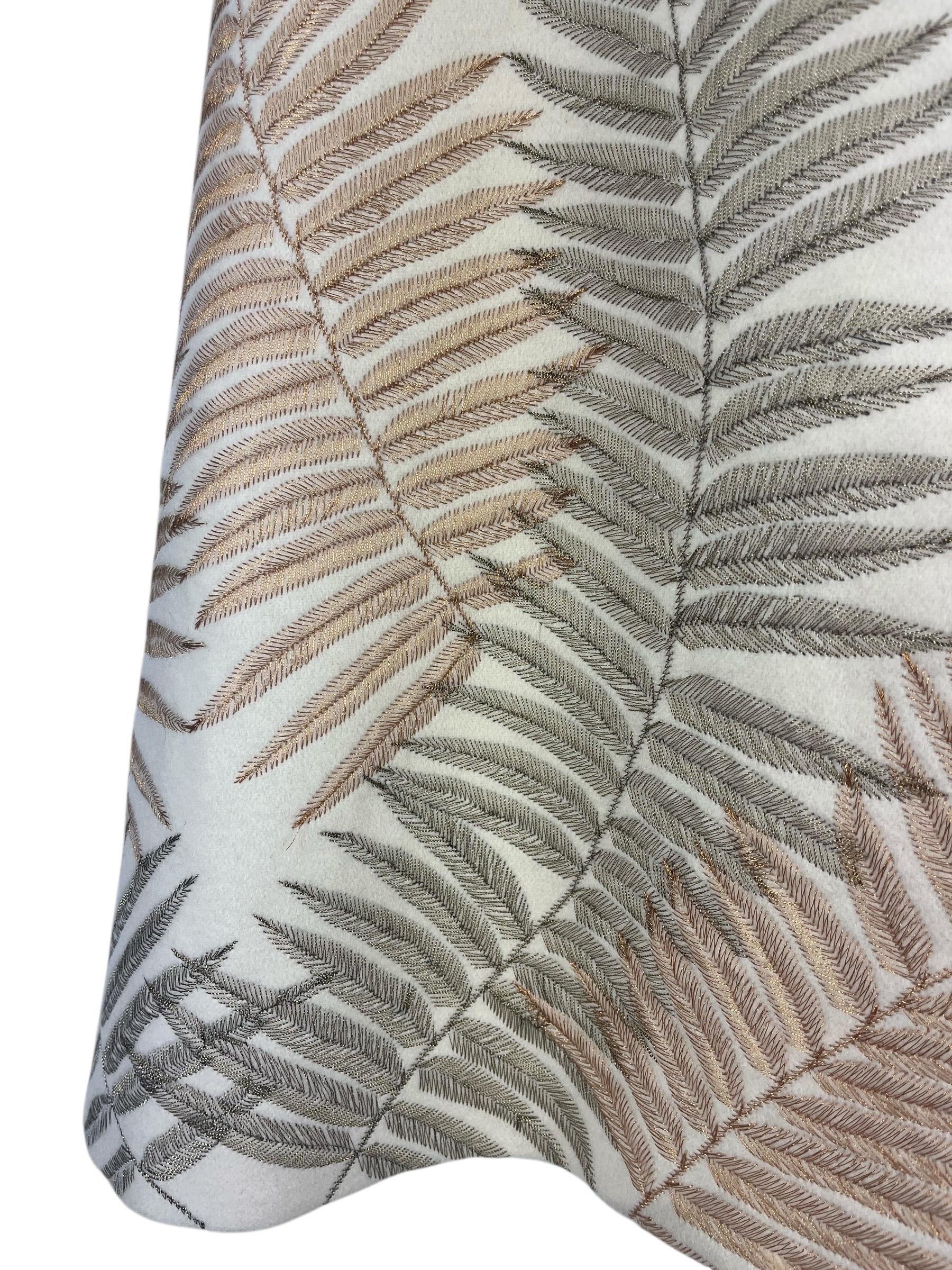 Raro abrigo vintage de cachemira de Alexander McQueen con bordado de helechos - Circa 2007

Este abrigo de cachemira 100% color crema, una pieza serena y llamativa de la casa Alexander McQueen, de alrededor de 2007, muestra la maestría del diseñador