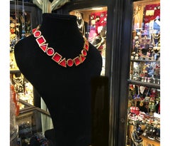 Rara collana d'epoca di Anne Klein in resina rossa e forme d'ottone
