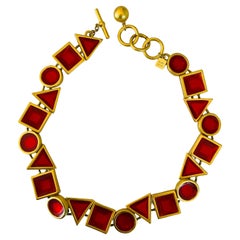 Rara collana d'epoca di Anne Klein in resina rossa e forme d'ottone
