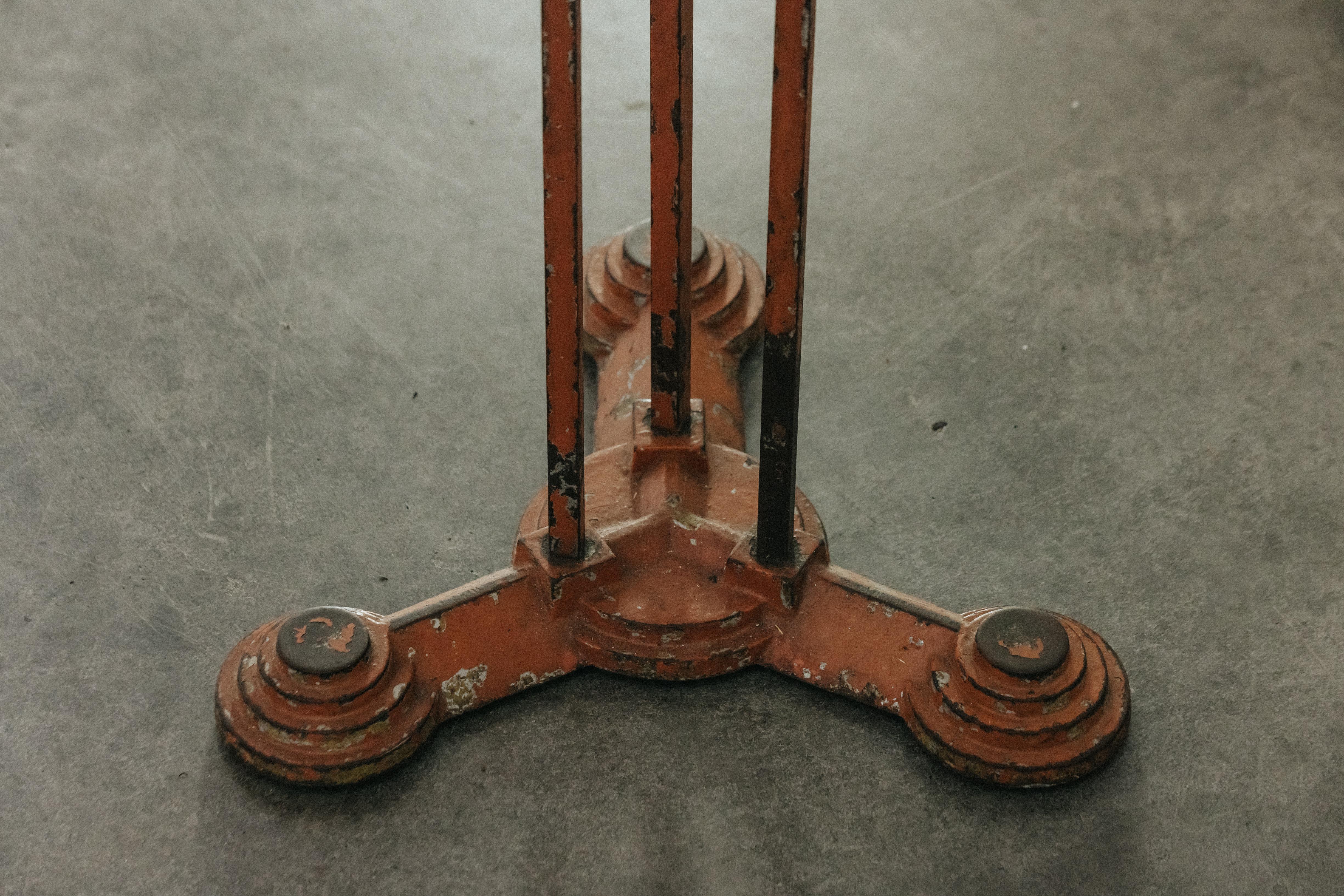 Rare table de bistrot vintage en bakélite et métal de France, Circa 1950.  Plateau en bakélite solide sur une base en métal avec une très belle couleur et patine d'origine.