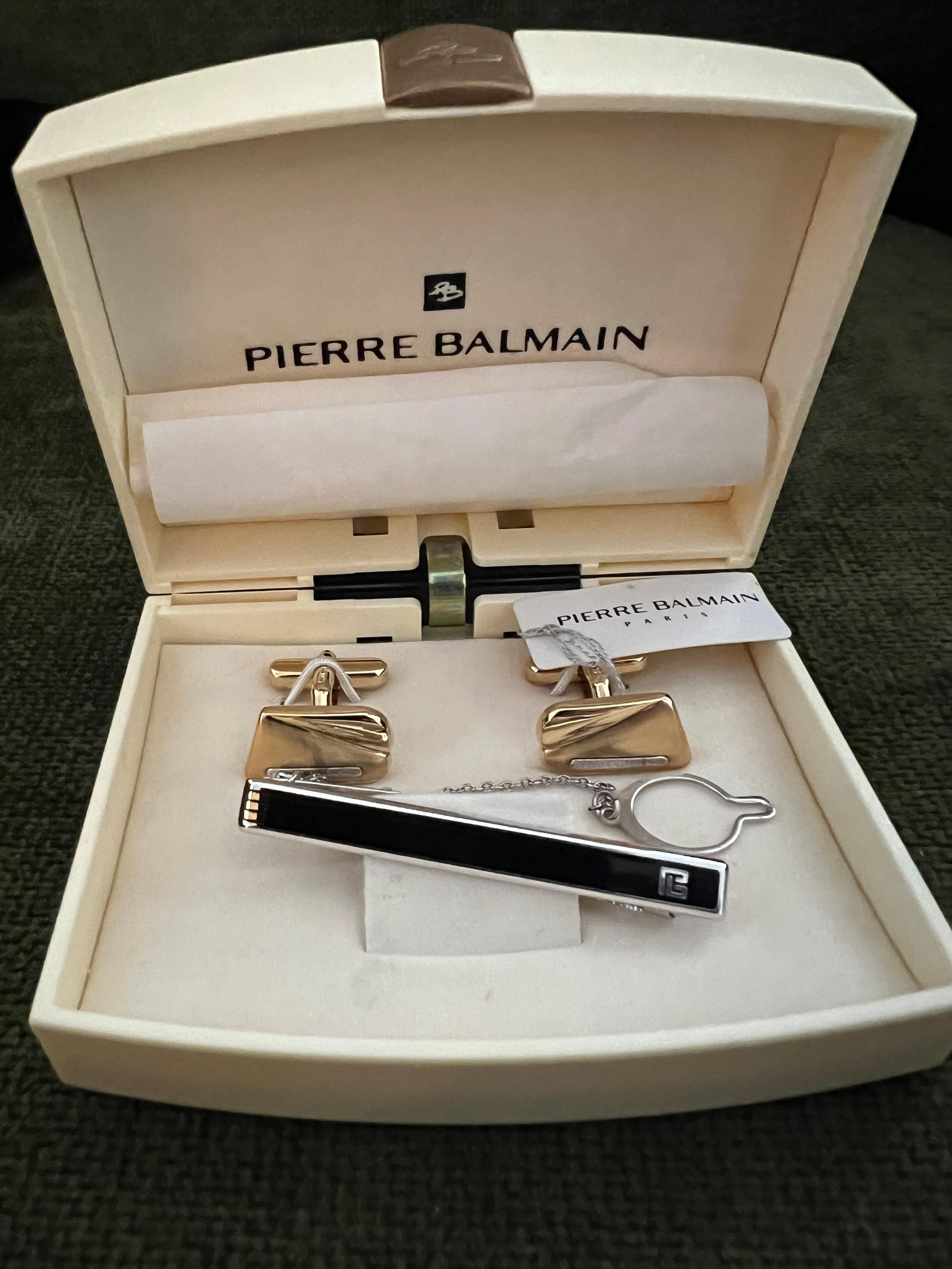 Rare Vintage Balmain 1980 Boutons de manchette et Barre de cravate en velours et satin champagne d'origine  Boîtier Circa 1980
Plaque d'or et Steele 

Ces boutons de manchette vintage Balmain des années 1980 sont indispensables à tout amateur de