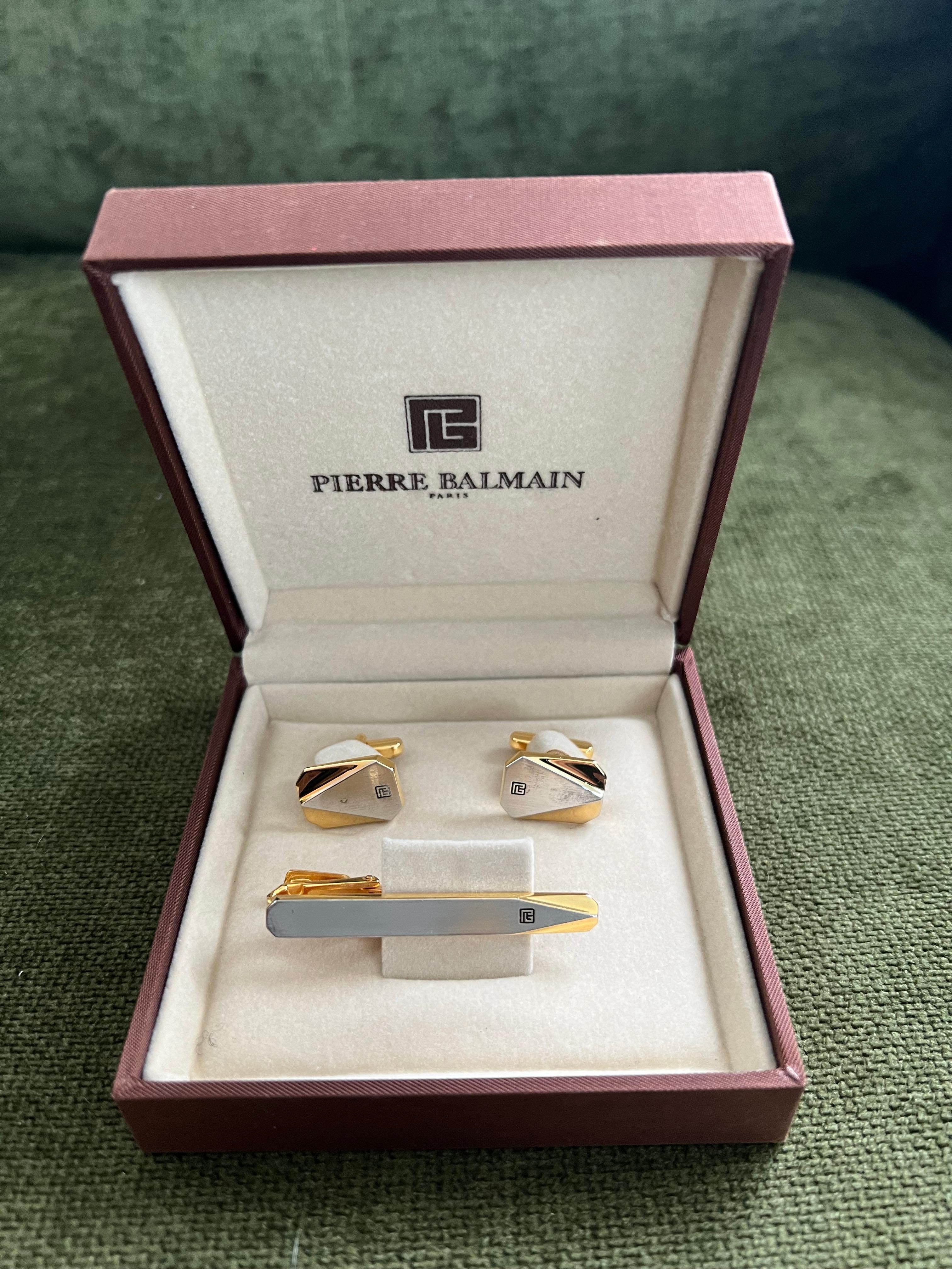 Rari gemelli e fermacravatte Balmain anni '80 in custodia originale di velluto color champagne In condizioni ottime in vendita a New York, NY