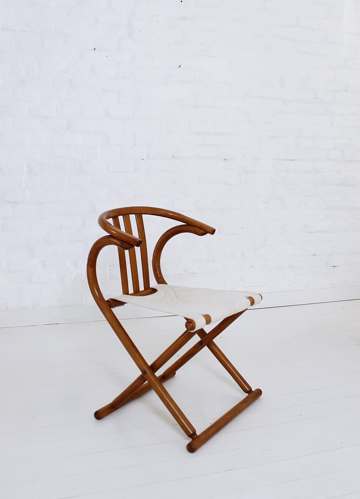 Rare vintage folding chair attributed to Thonet.
With a bent backrest and a canvas seat.

Beautiful original model made of inventively bent beechwood (a Classic Thonet technique).

Chair is in beautiful restored condition,

Measures: