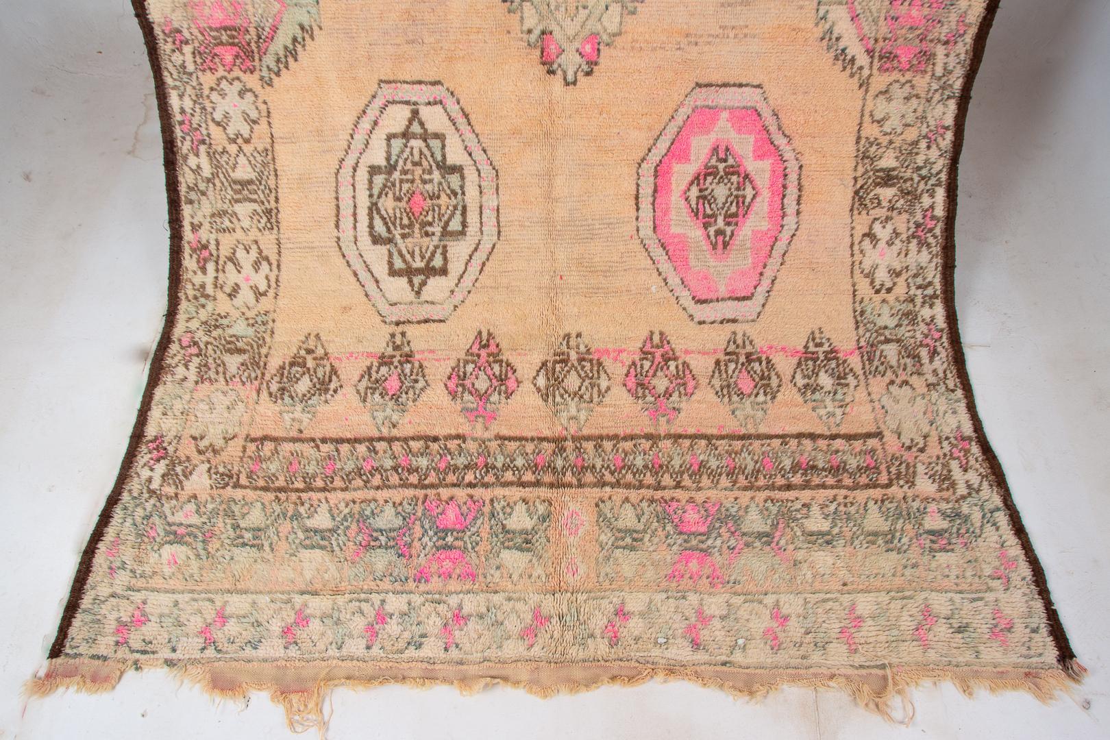 Versetzen Sie sich in eine andere Zeit mit diesem flachen marokkanischen Berberteppich Boujad aus den 1950er Jahren. Sein Stammesdesign öffnet ein Fenster in die Vergangenheit und fängt die Essenz von Tradition und Kultur ein. Die verblassten rosa