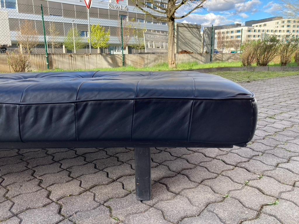 RARE Vintage Black Leather Daybed Strässle International 70er Sofa For Sale 4
