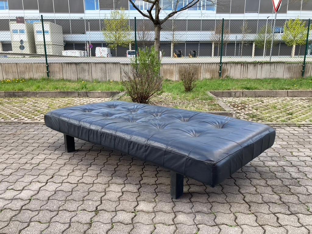 Mid-Century Modern RARE Vintage Black Leather Daybed Strässle International 70er Sofa For Sale