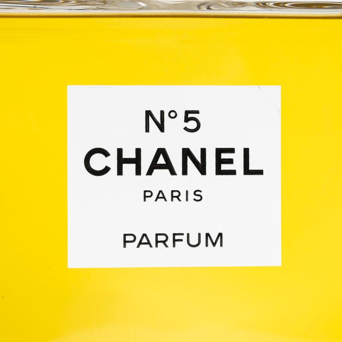 Raro frasco vintage de extracto de perfume Chanel N°5, en vidrio, siglo XX.

Raro frasco vintage de cristal de extracto de perfume Chanel N°5, siglo XX.
Alto: 28 cm, Ancho: 18,5 cm, Fondo: 8,5 cm