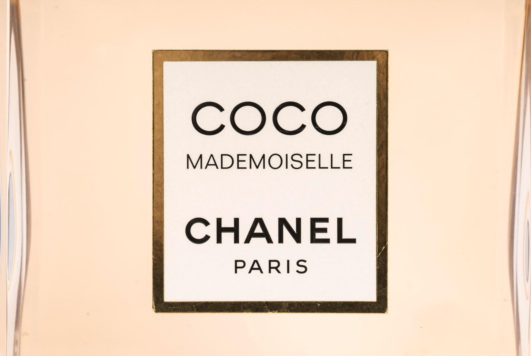 Rare flacon vintage d'extrait de parfum, Coco Mademoiselle, Chanel, 20ème siècle.

Rare flacon en verre vintage d'extrait de parfum de Chanel, Coco Mademoiselle, 20ème siècle.
H : 28cm, L : 18,5cm, P : 8,5cm