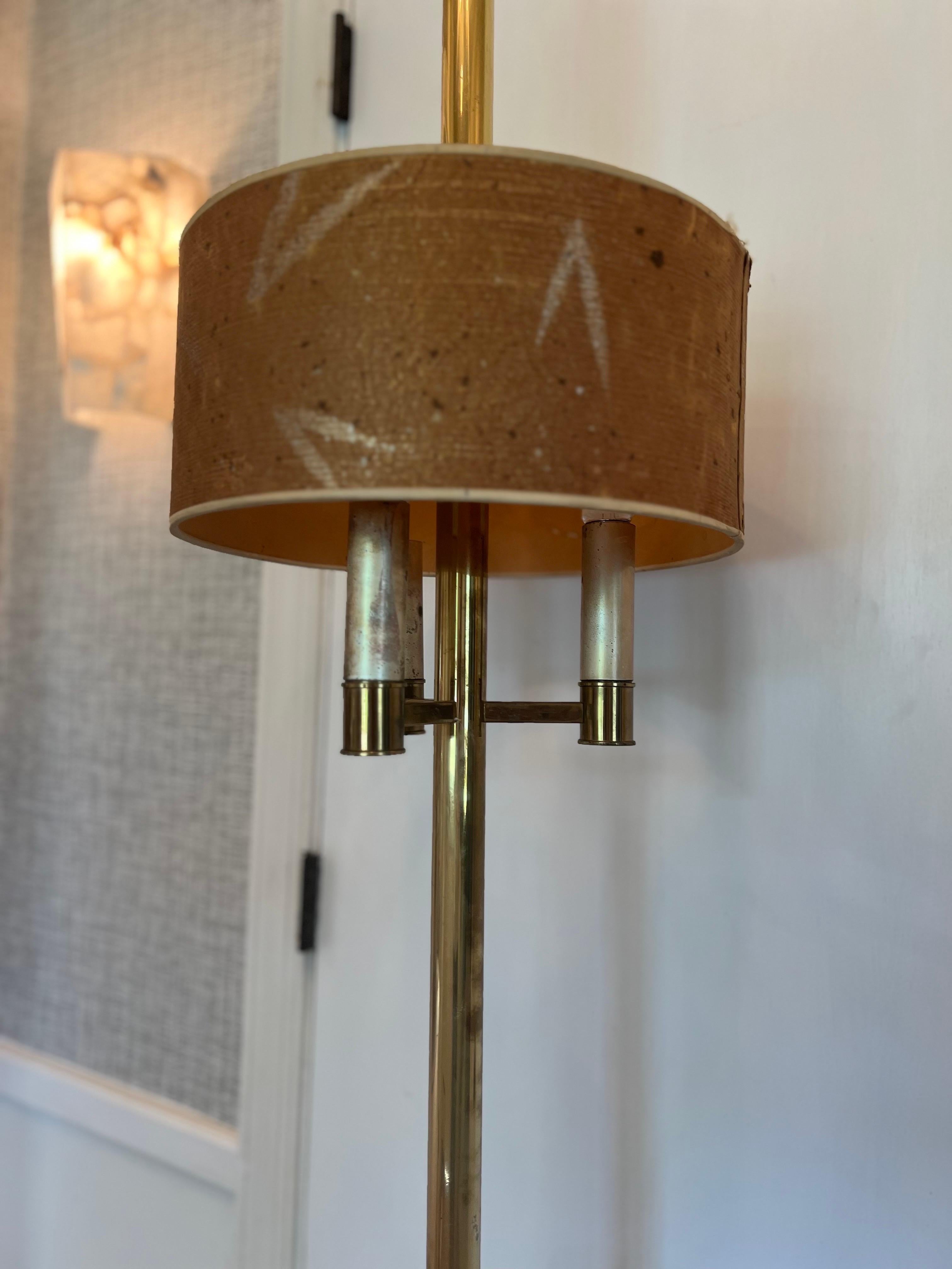 Laiton Rare lampadaire Stiffel moderne du milieu du siècle dernier  3-lumières avec abat-jour en vente