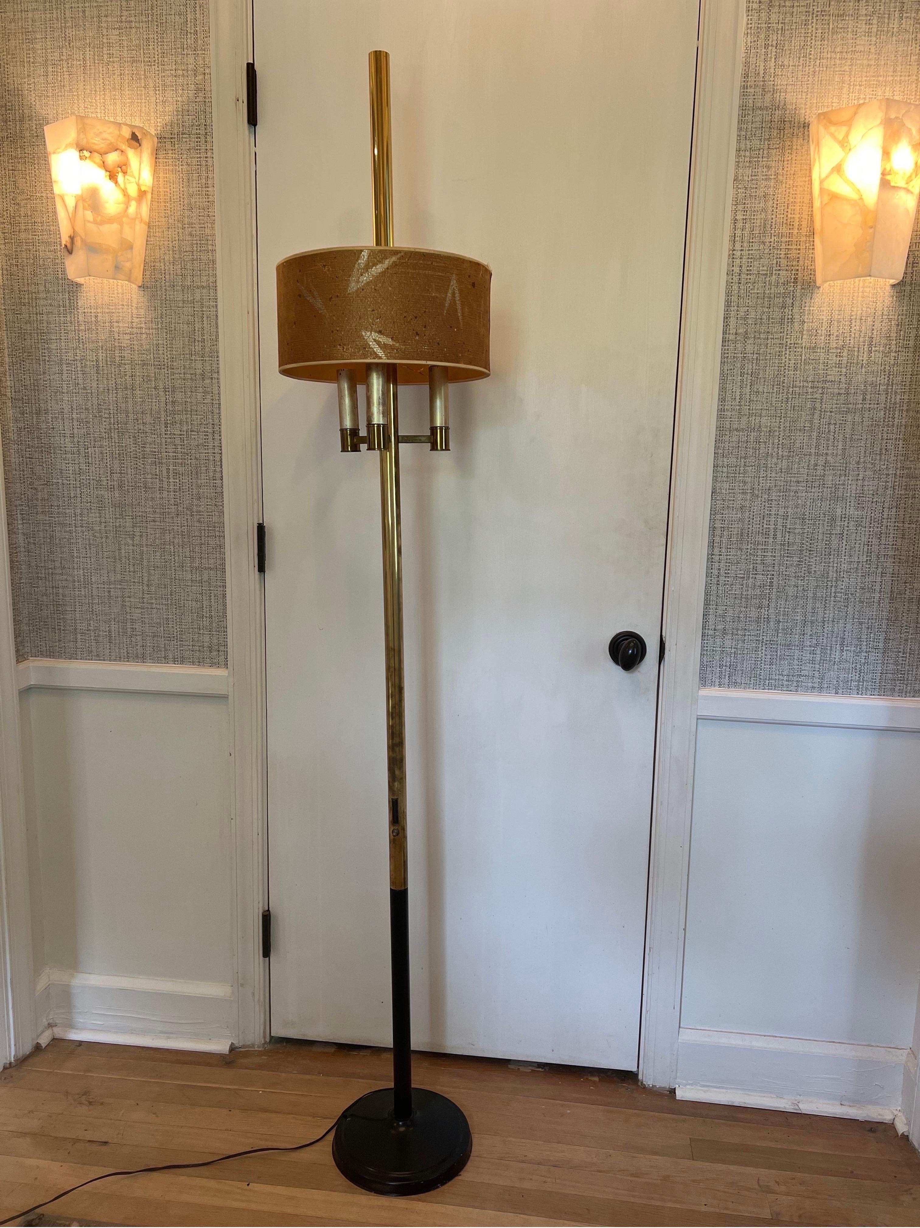 Rare lampadaire Stiffel moderne du milieu du siècle dernier  3-lumières avec abat-jour en vente 2
