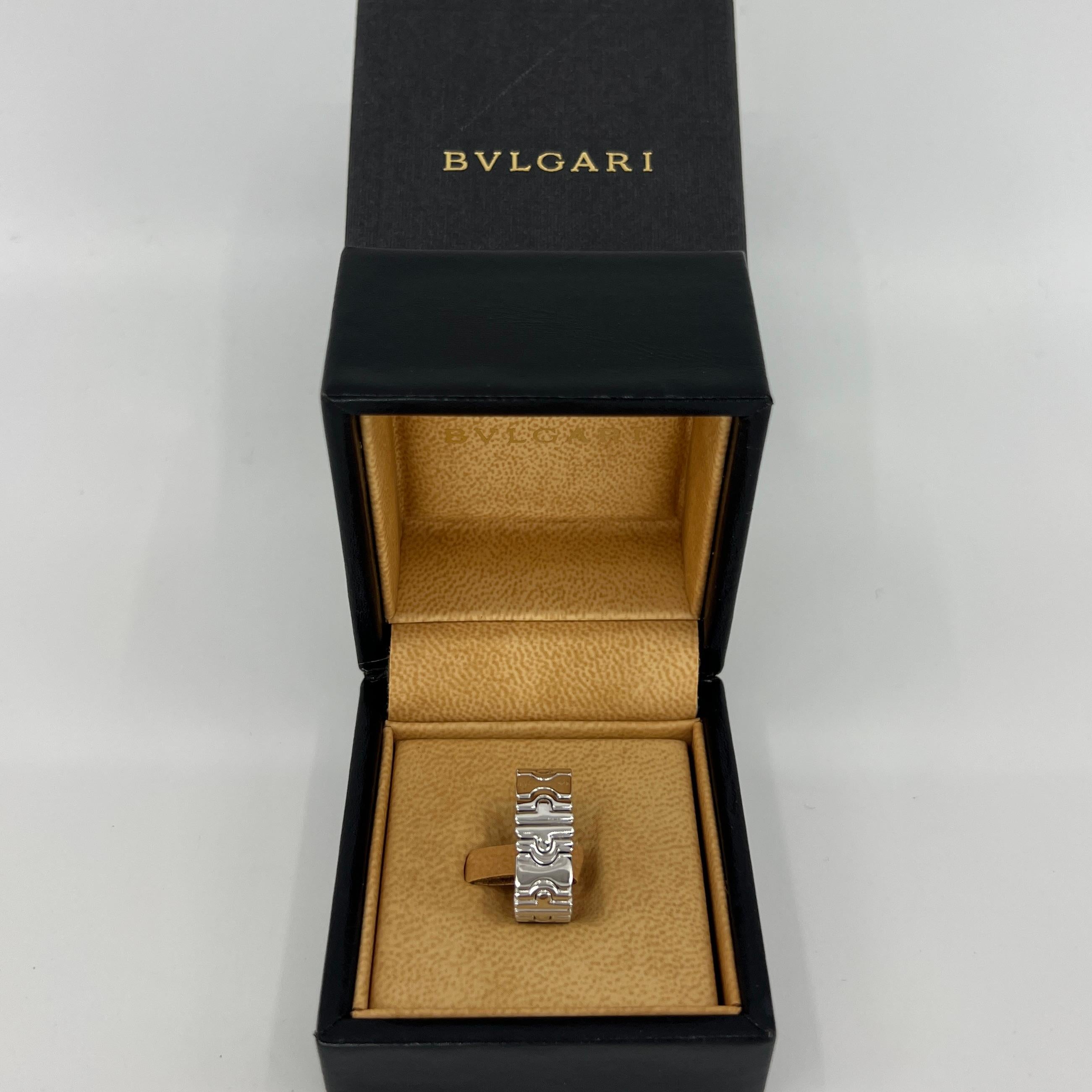 Rare Vintage Bvlgari Parentesi 18k White Gold Wide Band Spring Ring.

A beautiful and rare vintage 18k white gold Bvlgari Parentesi ring with flexible spring design. Wide band ring measuring 8.1mm in width.

This stylish and unique spring design