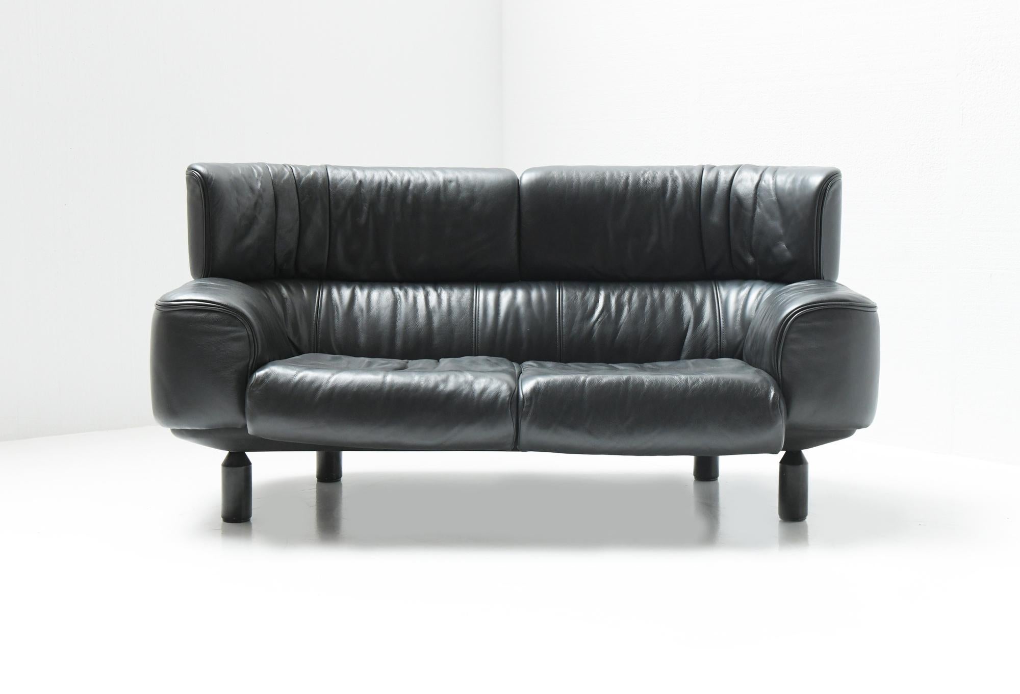 Stunning Bull sofa in a mint vintage condition.
Original dark grey leather with the perfect patina!

Designed by Vico Magistretti and only produced for 1 year by CASSINA : 1987

Dimensions :
W 195 x D 84 x H 83 cm.