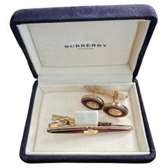 Rari gemelli Burberry d'epoca con placca d'oro e lacca rossa "Circa 1970".