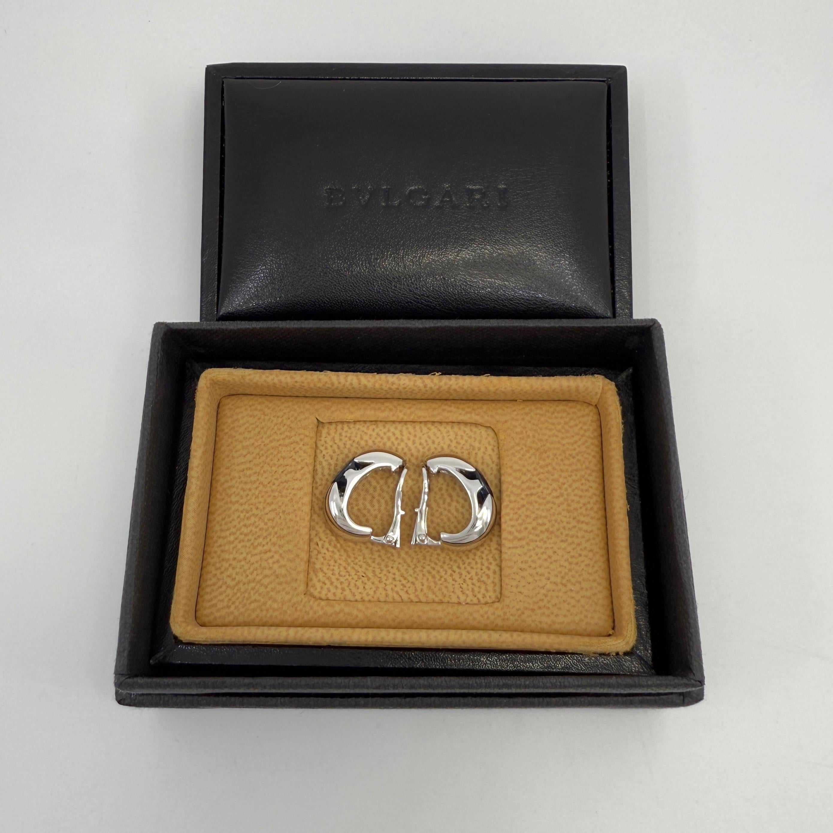 Rari orecchini a cerchio in oro bianco 18 carati Bvlgari Cornflower Blue Oval Cut Sapphire.

Un paio di orecchini in oro bianco 18k di Bvlgari con una coppia di zaffiri blu fiordaliso naturali di alta qualità perfettamente abbinati.
Questi zaffiri