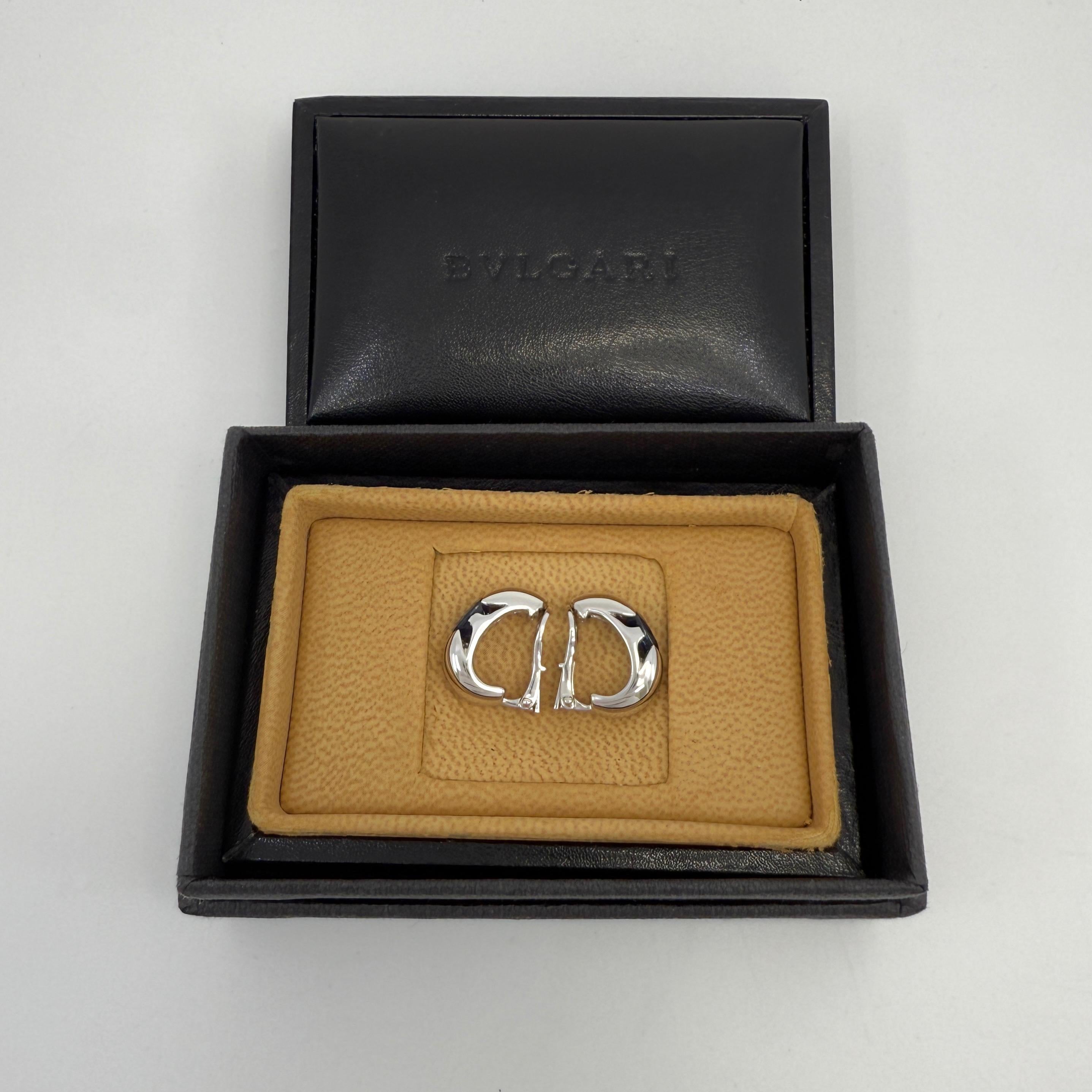 da uomo o donna Rari orecchini a cerchio d'epoca Bvlgari con zaffiro ovale blu fiordaliso in oro bianco 18 ct. in vendita