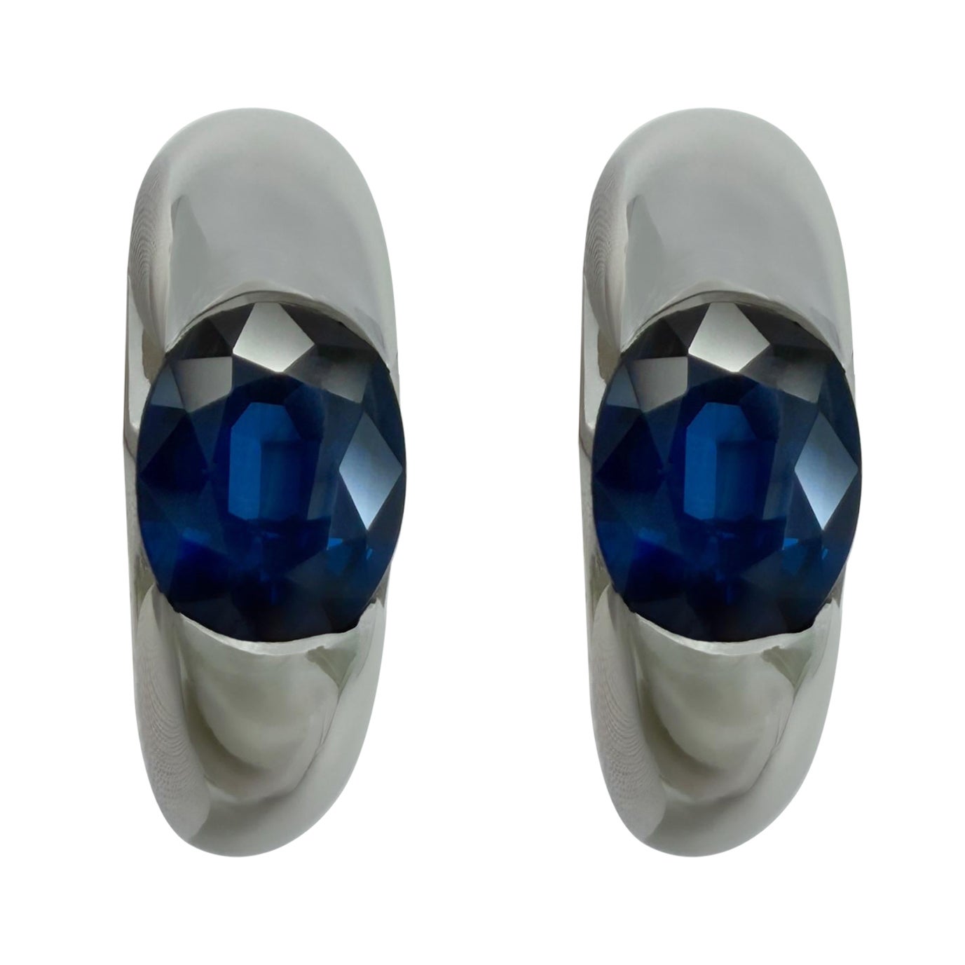 Rari orecchini a cerchio d'epoca Bvlgari con zaffiro ovale blu fiordaliso in oro bianco 18 ct. in vendita