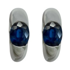 Rari orecchini a cerchio d'epoca Bvlgari con zaffiro ovale blu fiordaliso in oro bianco 18 ct.