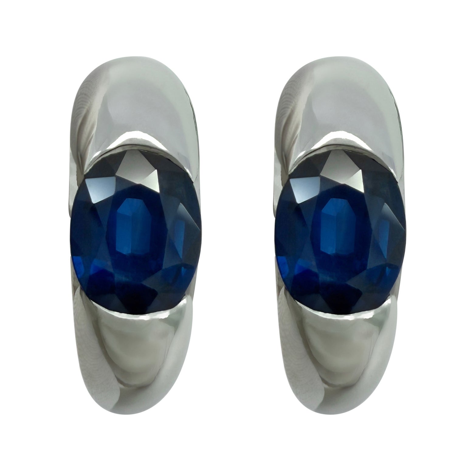 Rari orecchini a cerchio d
epoca Bvlgari con zaffiro ovale blu fiordaliso in oro bianco 18 ct. in vendita