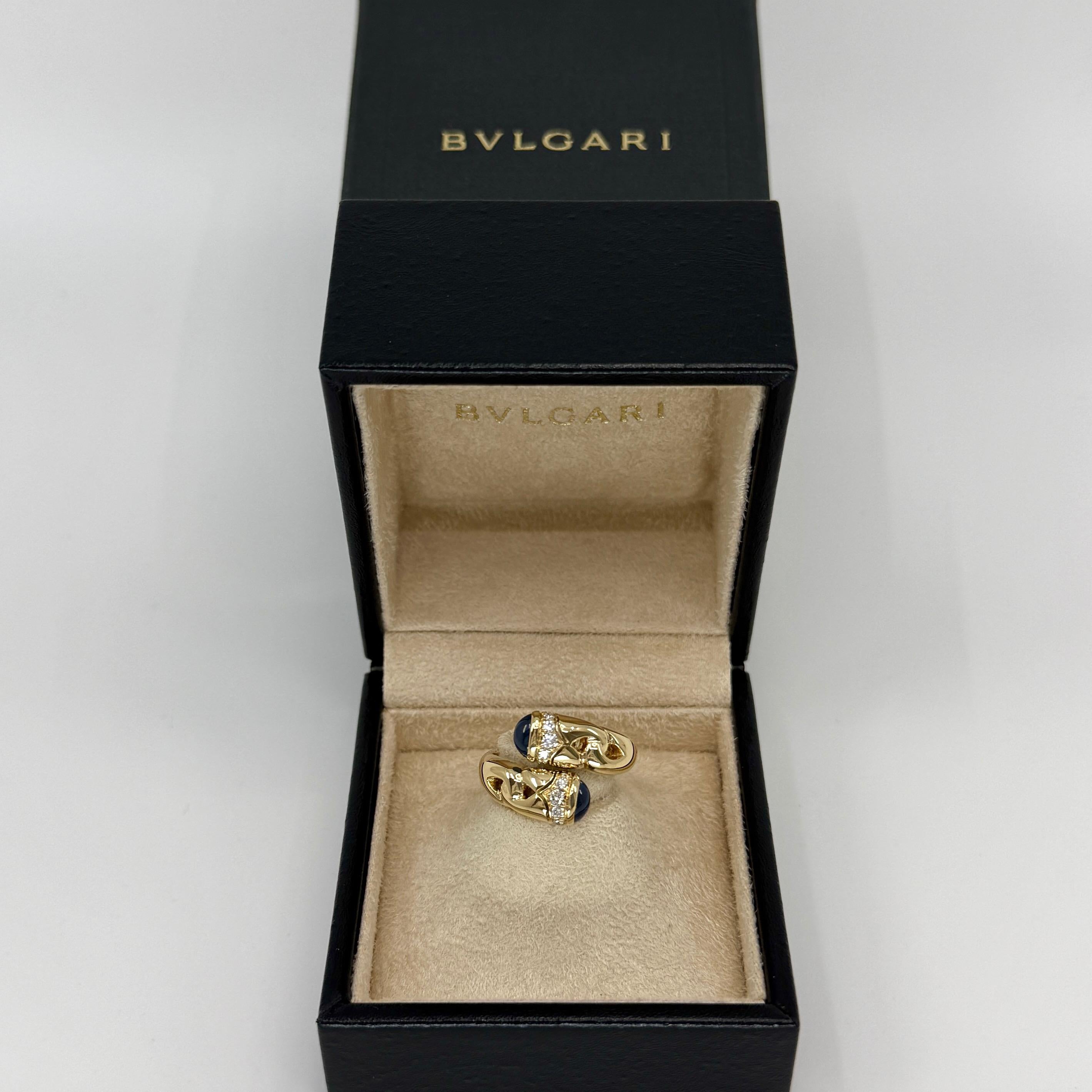 Seltener Vintage Bvlgari Doppio Curoe Blauer Saphir & Diamant 18k Gelbgold Bypass Ring.

Der seltene Bvlgari Bypass-Ring aus der ikonischen Serie Doppio Curoe schmiegt sich wunderschön um den Finger.
Der Ring ist mit natürlichen blauen Saphiren in