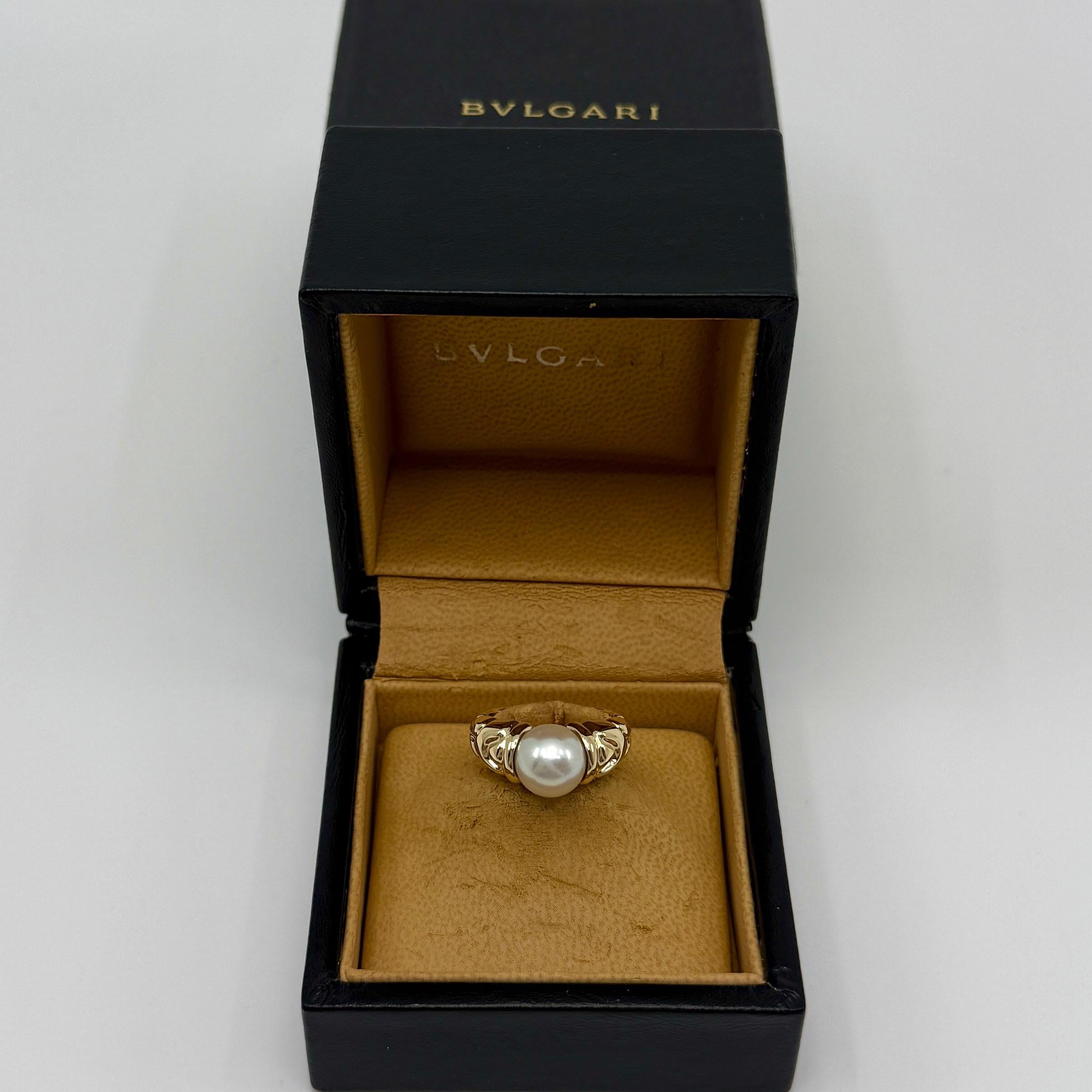 Raro anello vintage Bvlgari Passo Doppio con perle coltivate bianche e oro giallo 18k.

Uno splendido anello vintage Bvlgari della linea Passo Doppio con una perla coltivata bianca di 9.1 mm di eccellente qualità.

Le case di alta gioielleria come