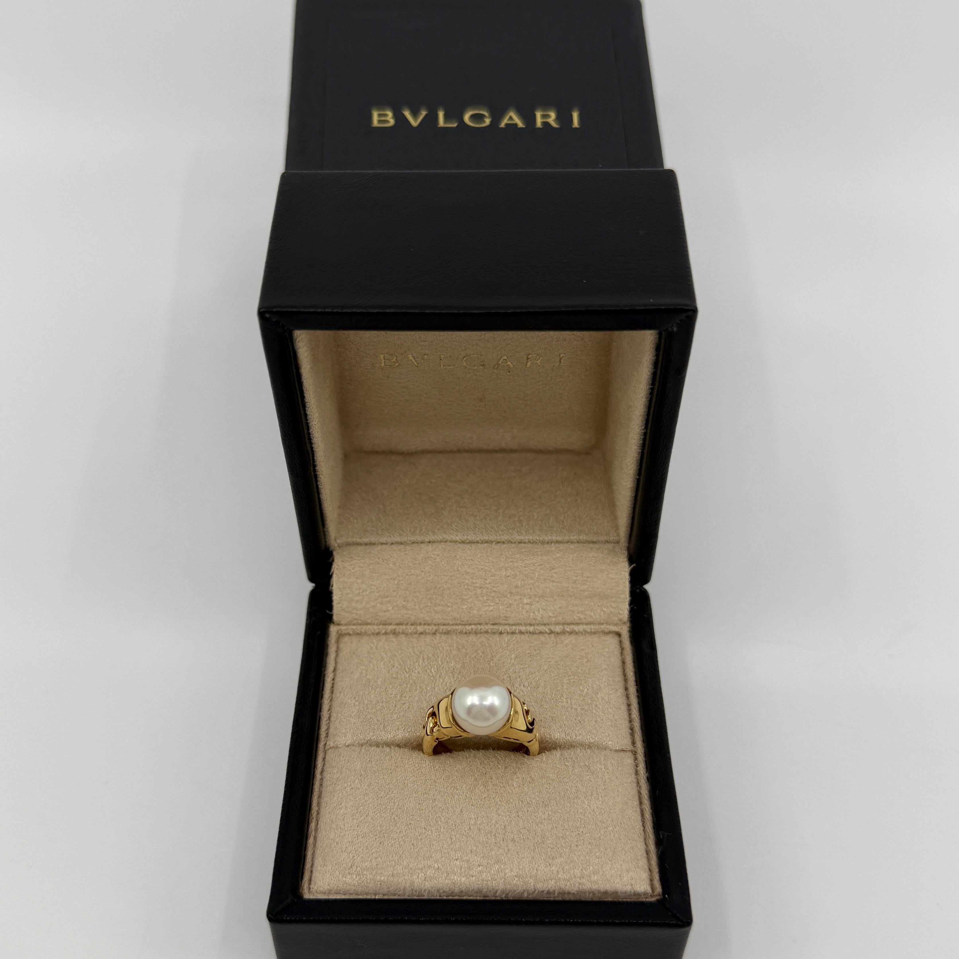 Raro anello vintage Bvlgari Passo Doppio con perle coltivate bianche e oro giallo 18k.

Uno splendido anello vintage Bvlgari della linea Passo Doppio con una perla coltivata bianca di 9 mm di eccellente qualità.

Le case di alta gioielleria come