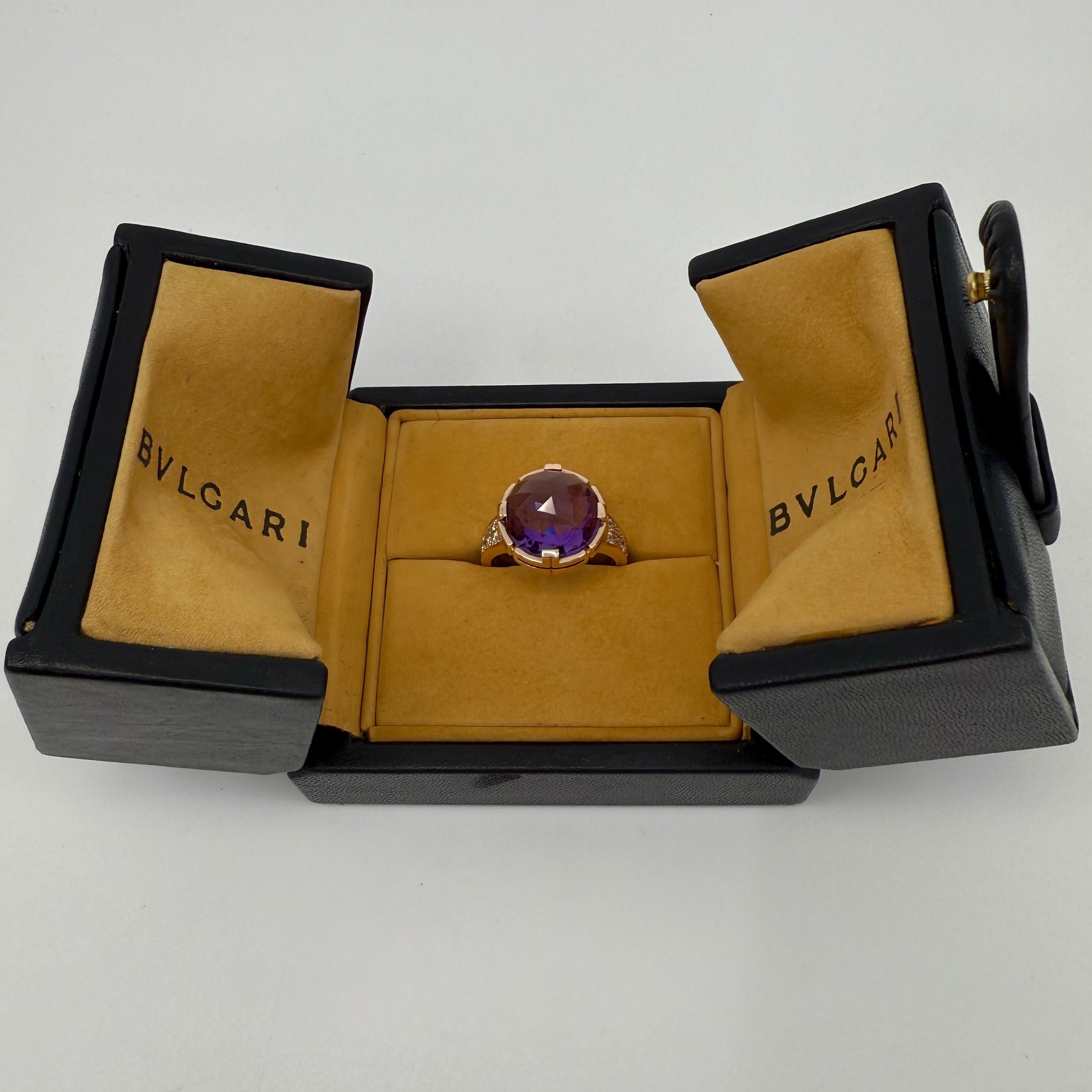 Raro anello Bvlgari Rose Cut Amethyst & Diamond 18k Rose Gold Parentesi d'epoca.

Una bellissima ametista viola naturale a taglio rosa incastonata in un raffinato anello in oro rosa 18 carati della collezione Bvlgari 