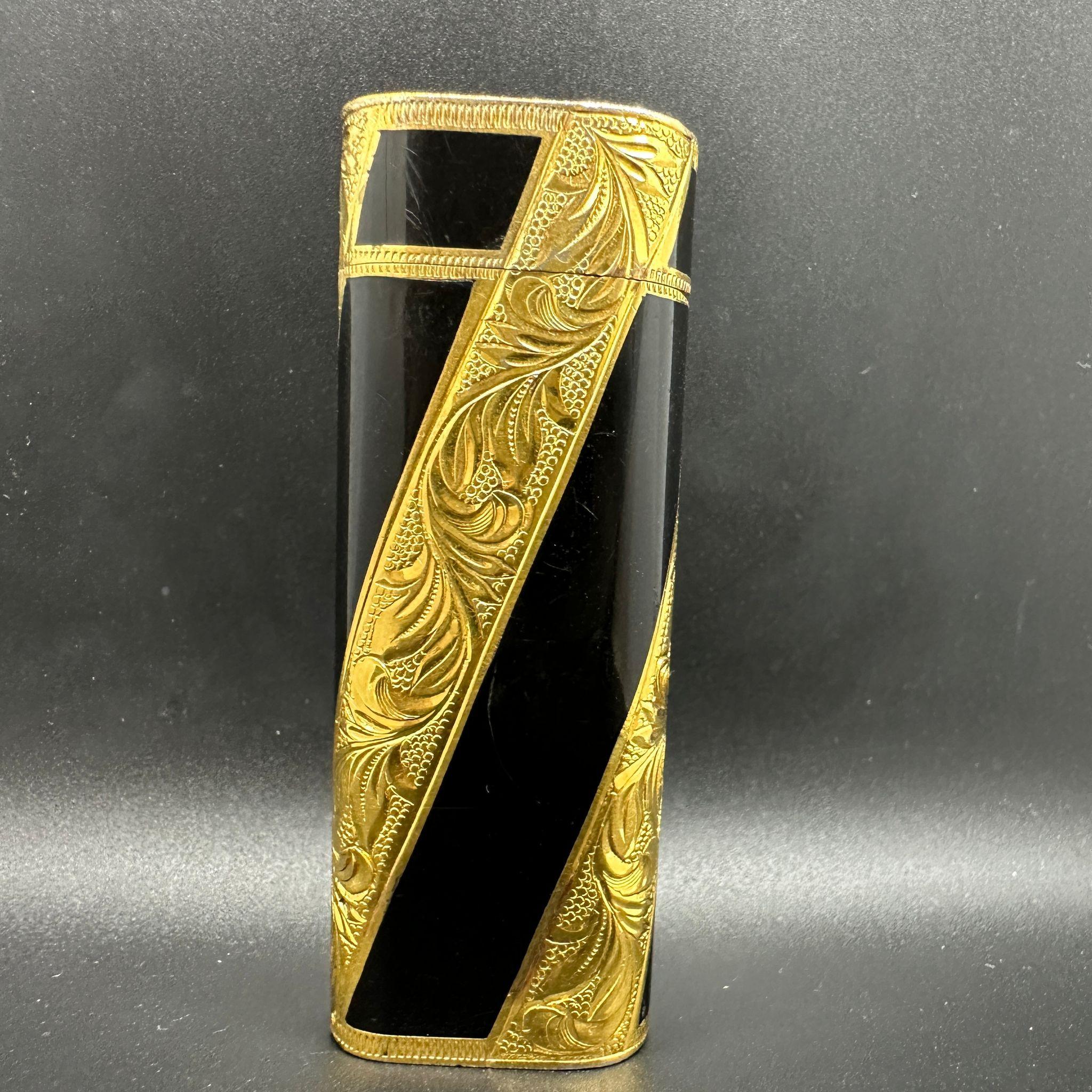 Rare Vintage Cartier circa 1980 18k Gold and Lacquer “Royking” Lighter In Excellent Condition For Sale In New York, NY
