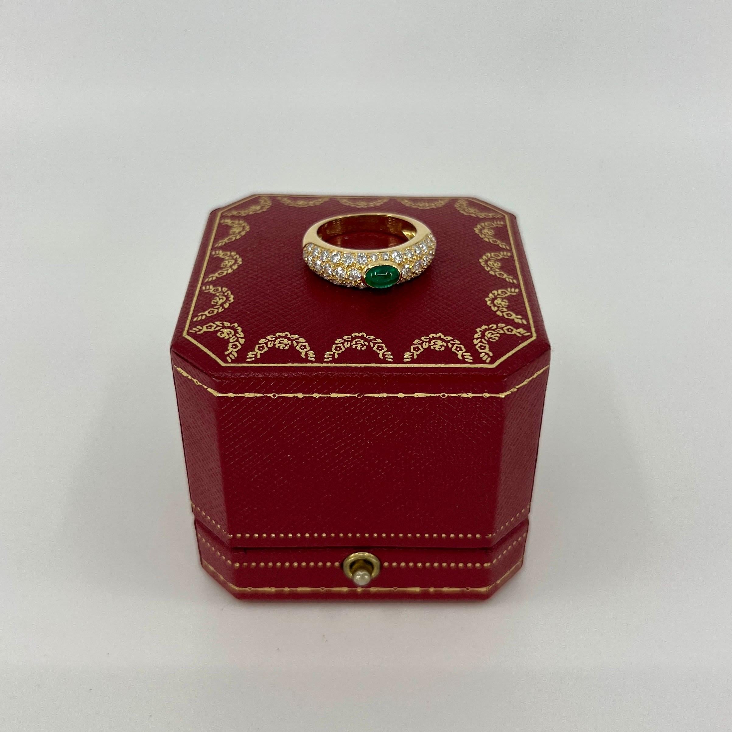 Rare bague Mimi en or jaune 18k avec émeraude et diamant de Cartier.

Superbe bague Cartier en or jaune sertie d'une magnifique émeraude cabochon ovale de 6x4mm de couleur vert vif et d'une très bonne clarté. Quelques très petites inclusions