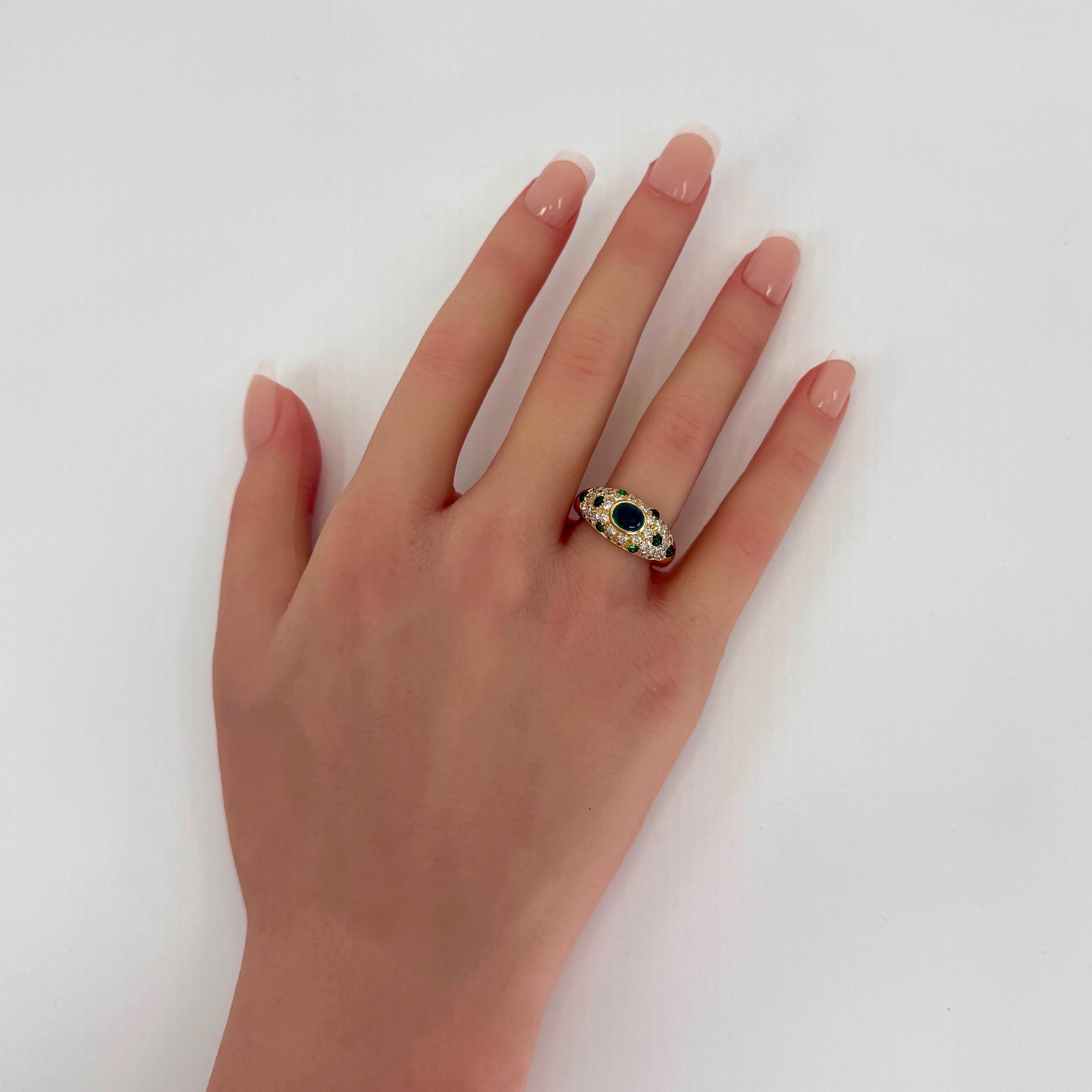 Femenino o masculino Raro Anillo Vintage Cartier Esmeralda y Diamante Mimi Cabujón Ovalado de Oro Amarillo de 18k en venta