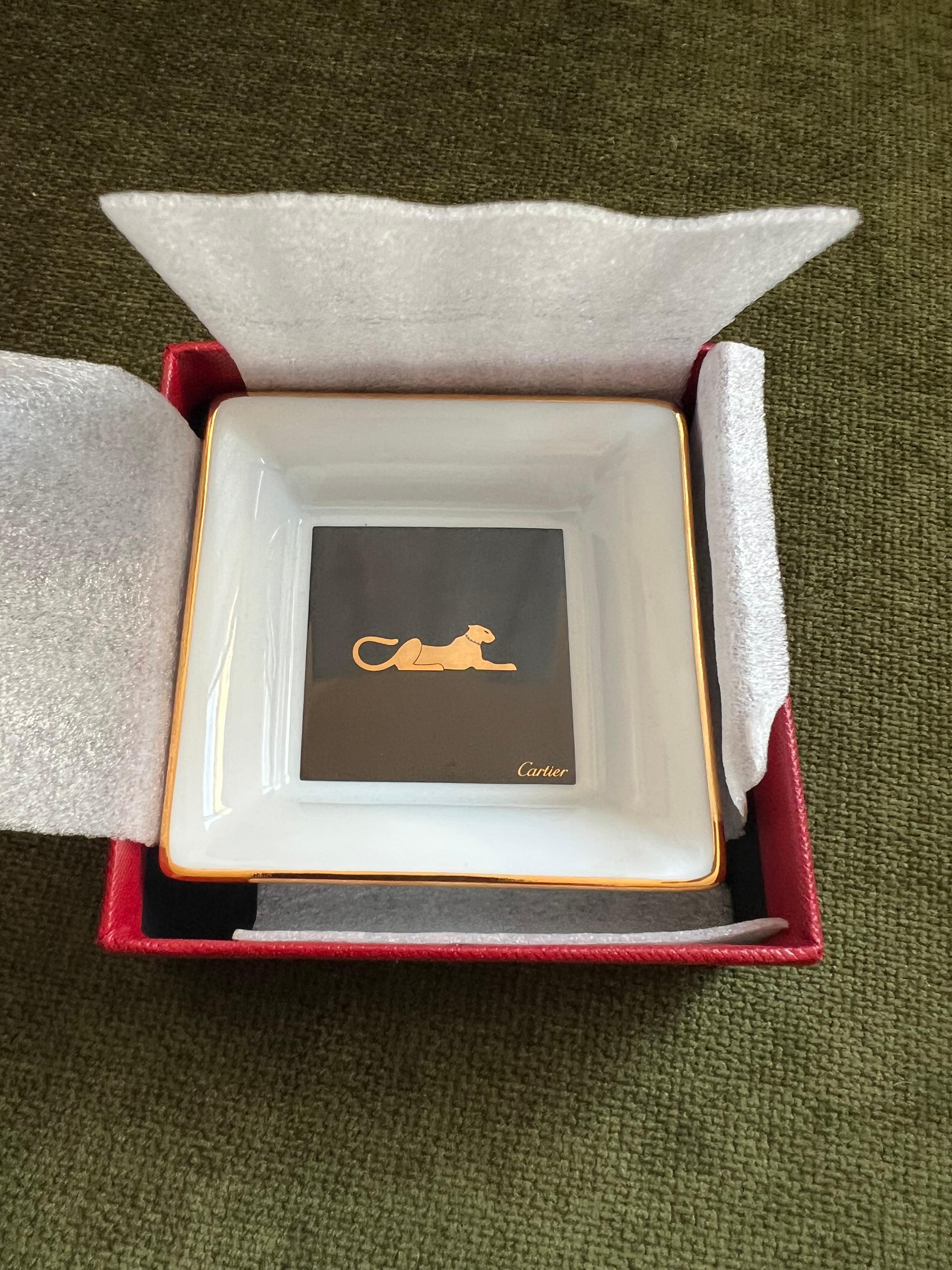 Rare Vintage Cartier Panthere Porcelain Limoges Ashtray Mini Trinket In Original Cartier Case and Box with Original papers.
“Circa 1990”
Tray 8 x 8cm w/Box EX
Look like new from the shelf 
Luxury brands like Cartier  typically sell products that