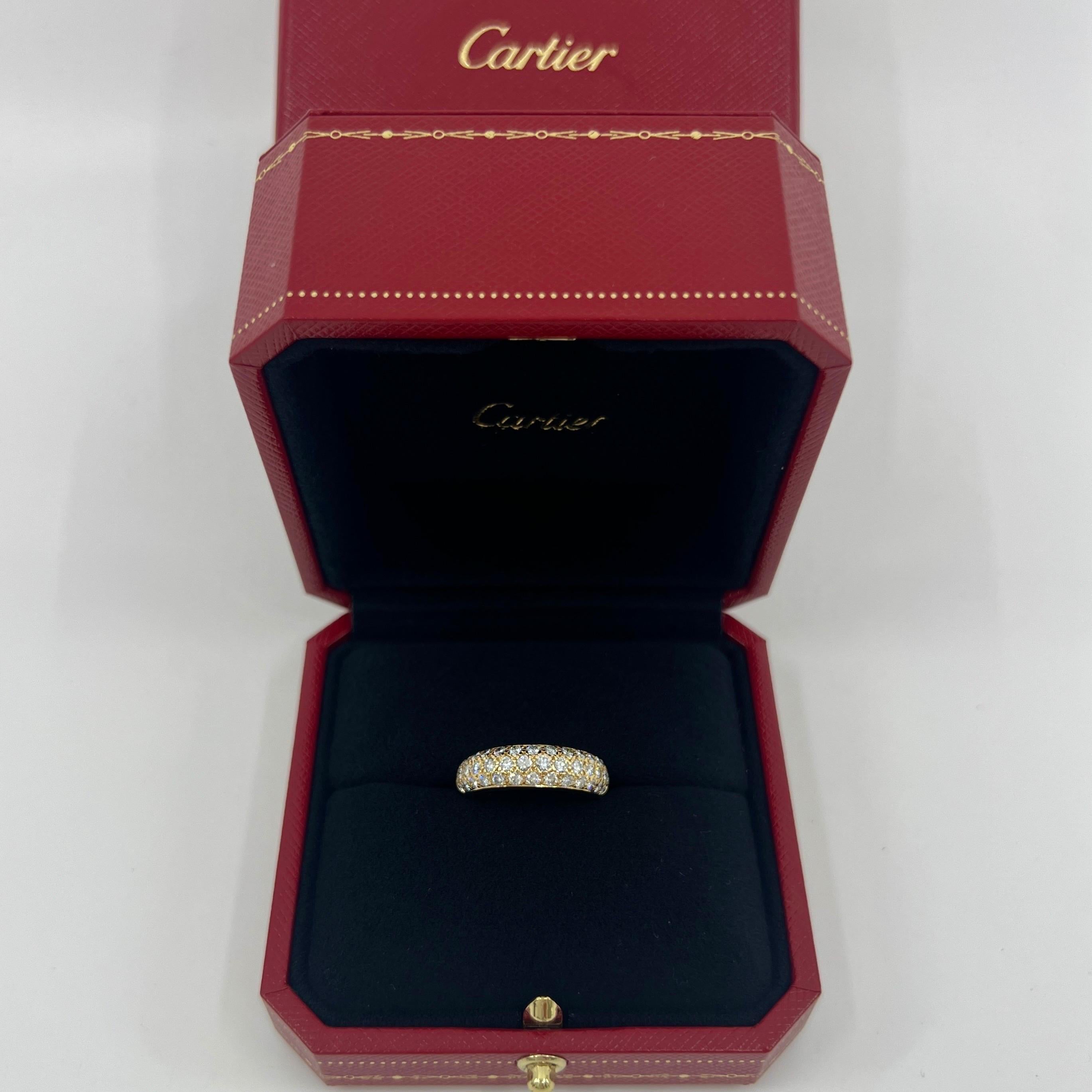 Rare bague vintage en or jaune 18k à pavé de diamants de Cartier.

Cette magnifique bague de Cartier présente un dôme incurvé avec trois rangées de diamants pavés joliment sertis qui font la moitié du tour de l'anneau.

Les diamants sont