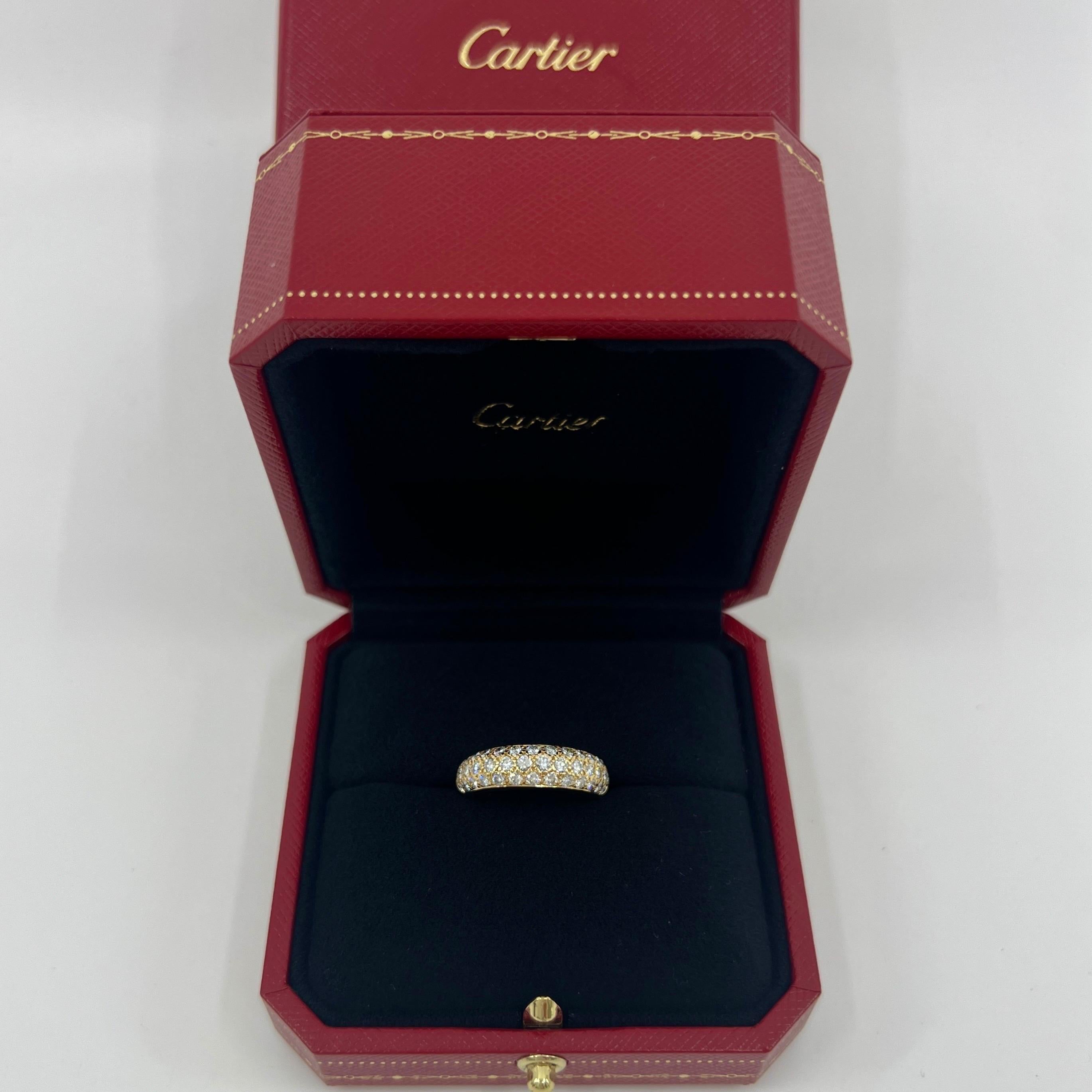 Rare Vintage Cartier Pavé Diamond 18k Gelbgold Mimi Band Ring.

Dieser atemberaubende Ring von Cartier zeichnet sich durch ein geschwungenes Kuppeldesign mit drei Reihen wunderschön gefasster Pavé-Diamanten aus, die sich über die Hälfte des Rings