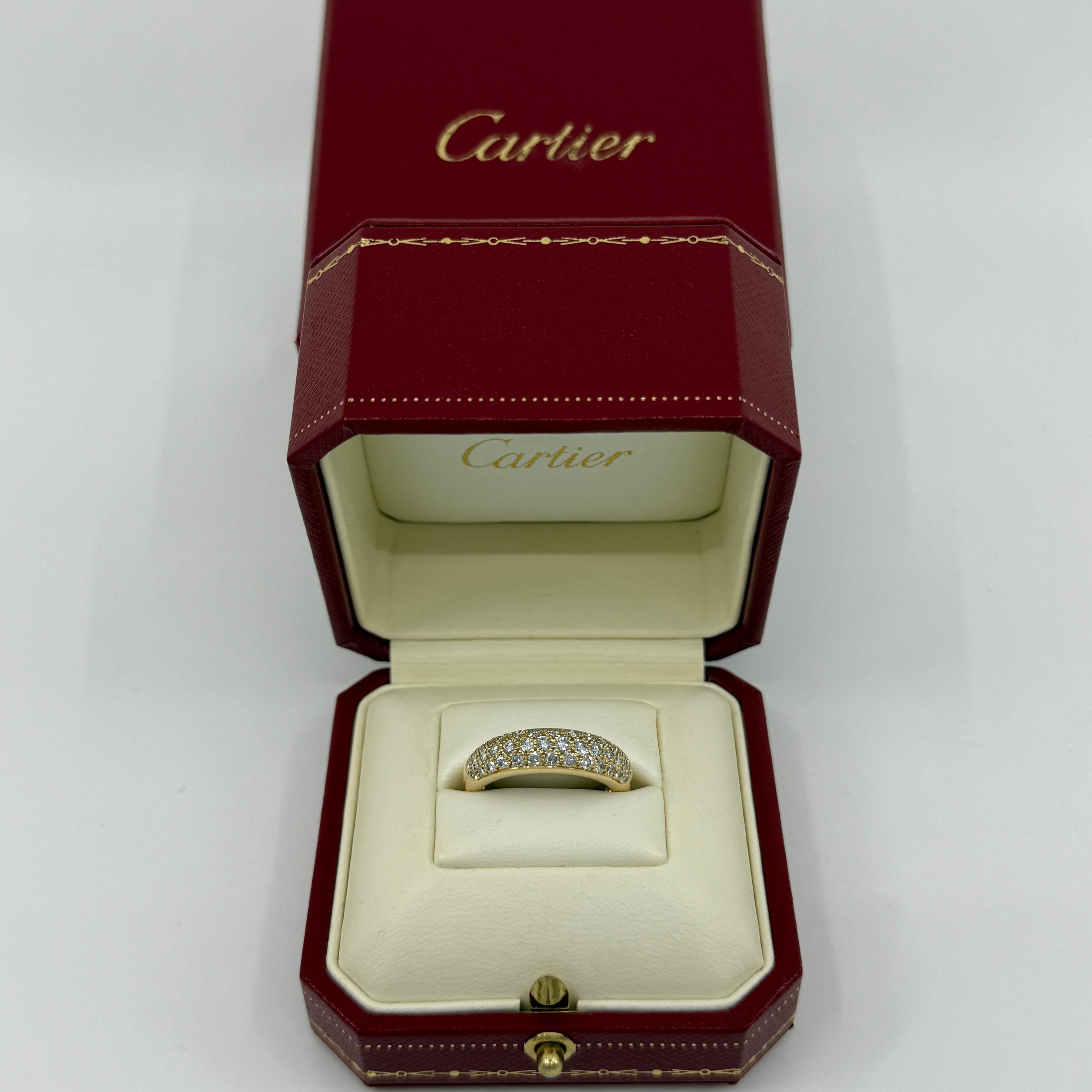 Rare Vintage Cartier Pavé Diamond 18k Gelbgold Mimi Band Ring.

Dieser atemberaubende Ring von Cartier zeichnet sich durch ein geschwungenes Kuppeldesign mit drei Reihen wunderschön gefasster Pavé-Diamanten aus, die sich über die Hälfte des Rings