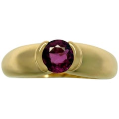 Seltener Vintage-Solitärring von Cartier mit einem rosaroten Rubin im Rundschliff, aus 18 Karat Gelbgold, 50