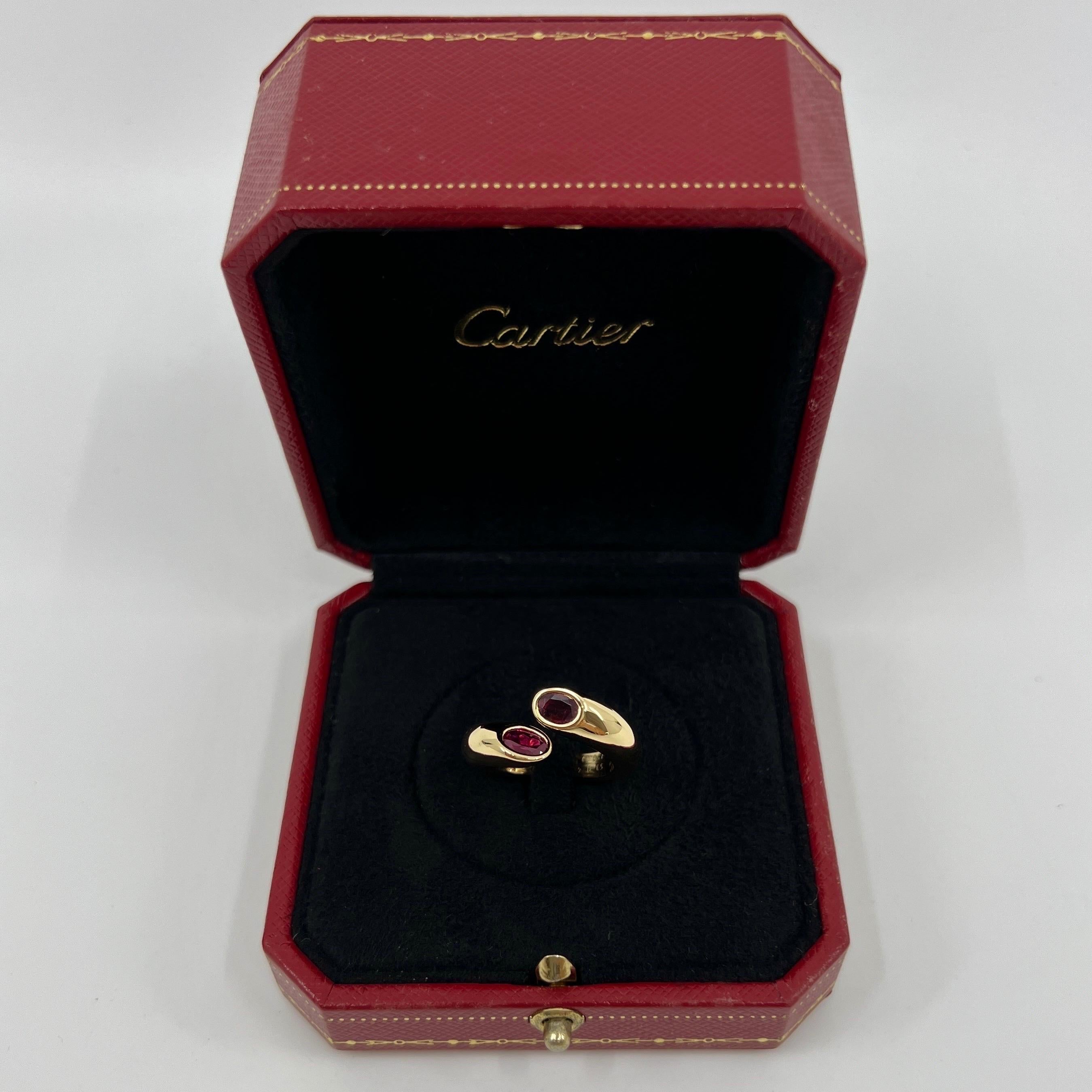 Vintage Cartier Oval Cut Red Ruby 18k Gelbgold Split Bypass Ring.

Atemberaubender Ring aus Gelbgold, besetzt mit 2 feinen, leuchtend roten Rubinen im Ovalschliff. Edle Schmuckhäuser wie Cartier verwenden nur die feinsten Edelsteine, und diese
