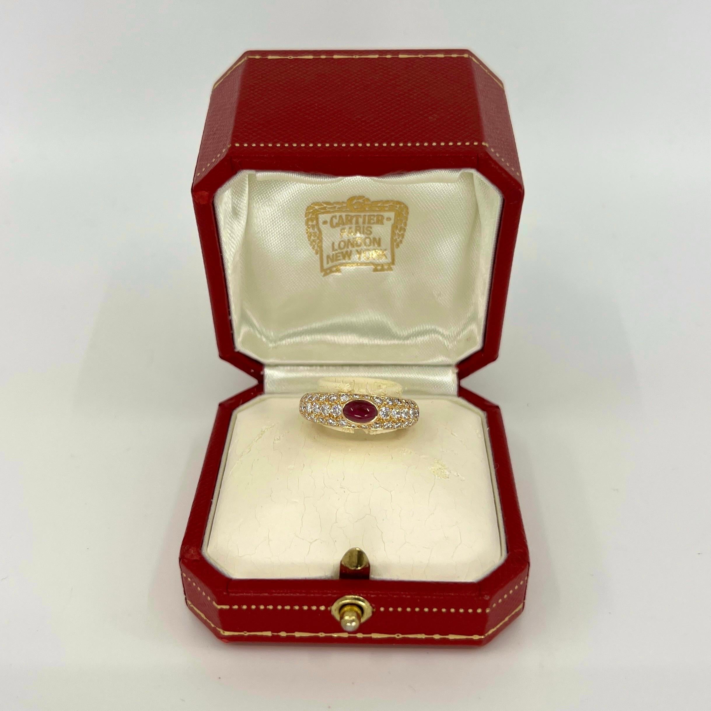 Rare bague Mimi en or jaune 18k avec rubis et diamants de Cartier.

Superbe bague Cartier en or jaune sertie d'un magnifique rubis cabochon ovale de 6x4mm de couleur rouge profond et d'une excellente clarté. 
Le tout est rehaussé de 40 diamants