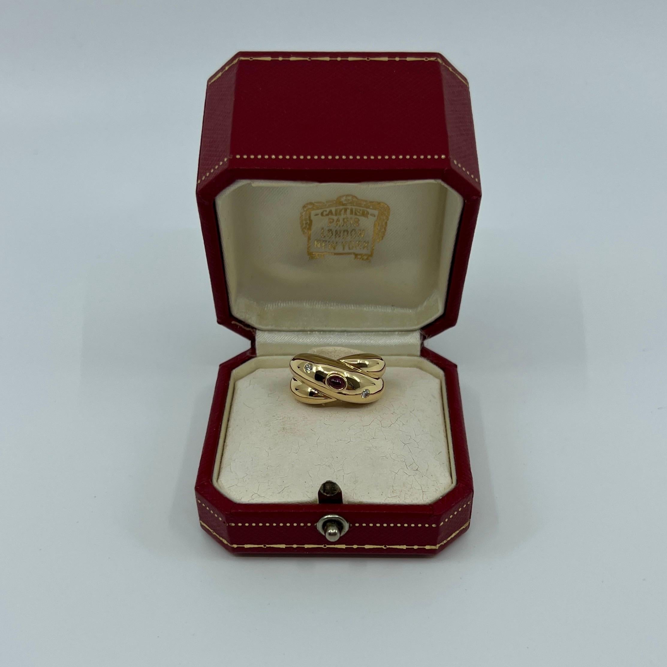 Très rare Vintage Cartier Rubis & Diamant Corize Bague dôme en or jaune 18k

Superbe bague en or jaune sertie d'un cabochon de rubis rouge foncé et de deux diamants ronds de taille brillant. 
Les maisons de haute joaillerie comme Cartier n'utilisent