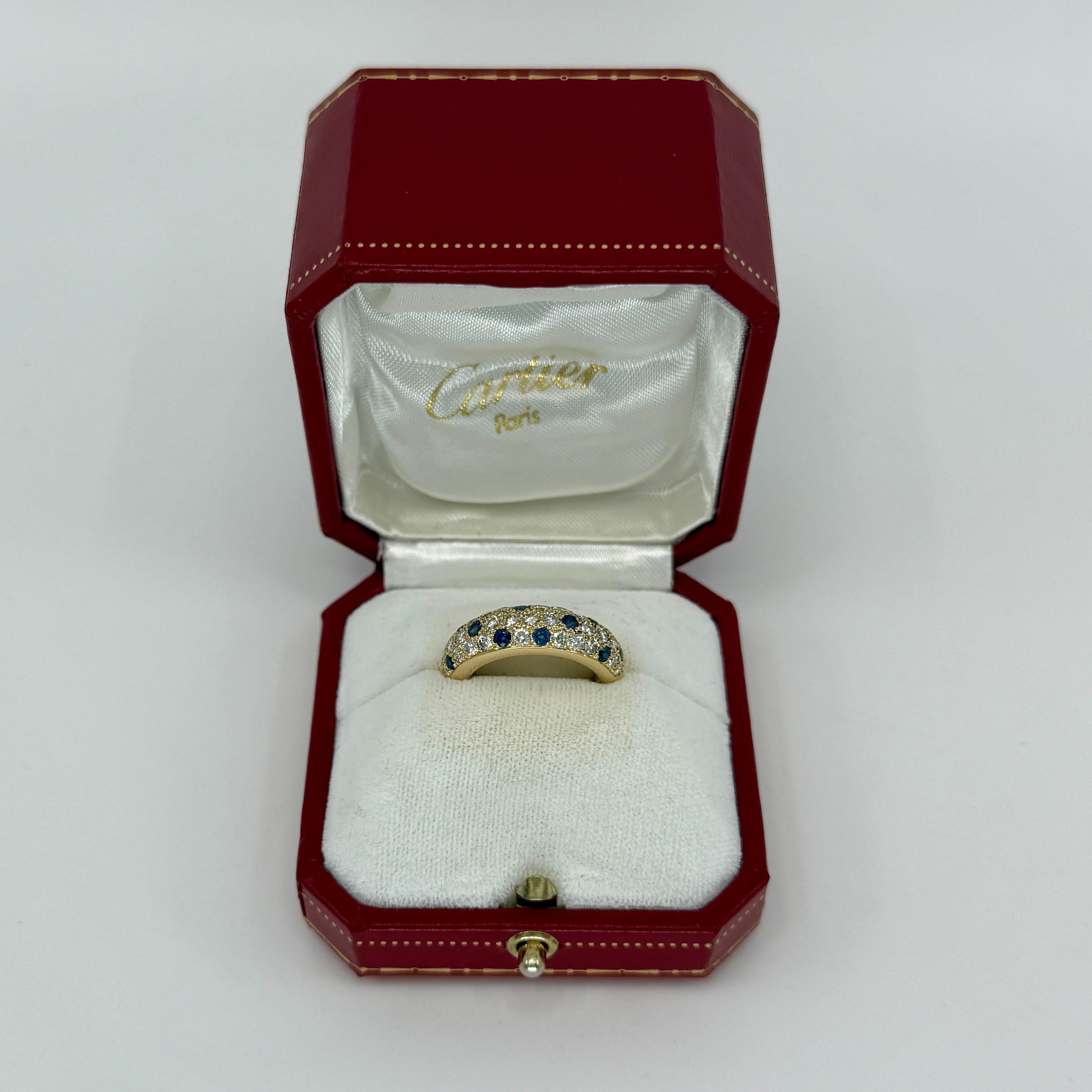 Rare Vintage Cartier Vivid Blue Sapphire & Diamond 18k Gelbgold Band Ring.

Dieser wunderschöne Ring von Cartier zeichnet sich durch ein geschwungenes Kuppeldesign mit drei Reihen wunderschön gefasster natürlicher Pavé-Diamanten und Saphire aus, die