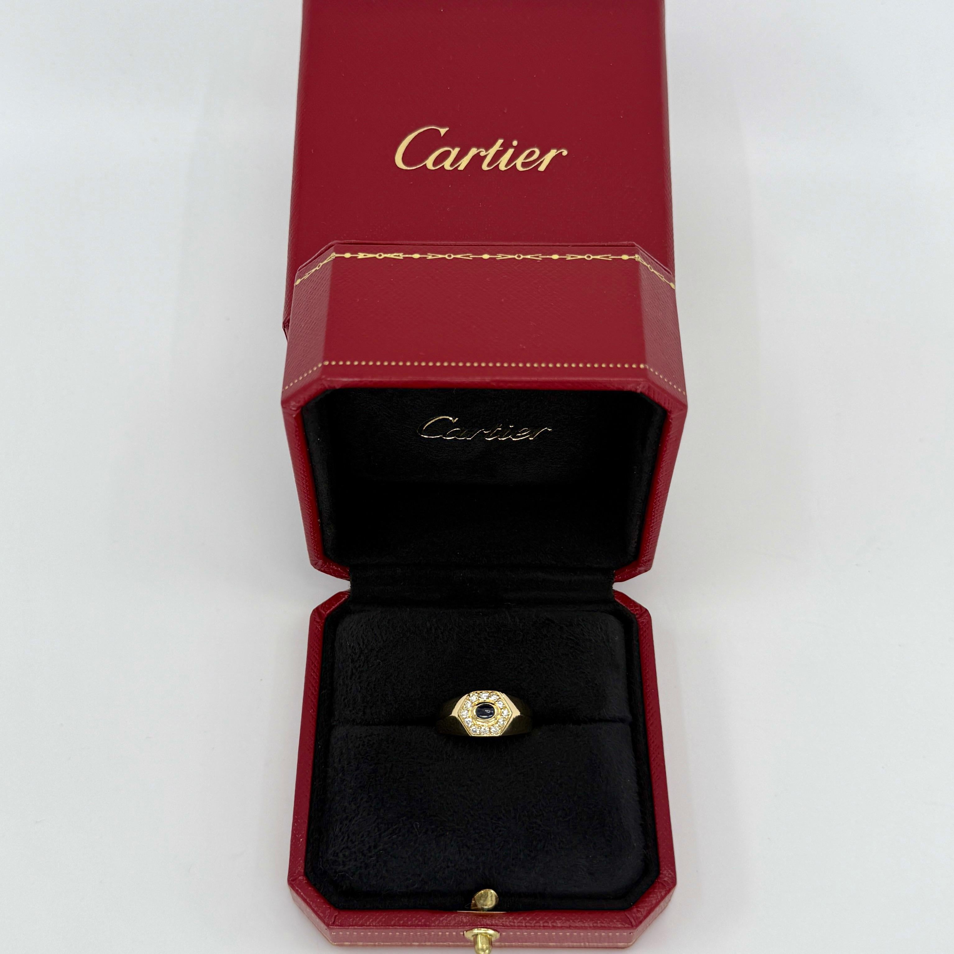 Seltene Vintage Cartier Saphir und Diamant 18k Gelbgold Mimi hexagonal Siegel Stil Ring.

Atemberaubende Gelbgold Cartier Ring mit einem schönen 5x4mm Zentrum ovalen Cabochon Saphir mit einer tiefblauen Farbe und gute Klarheit gesetzt. 
Dieser wird