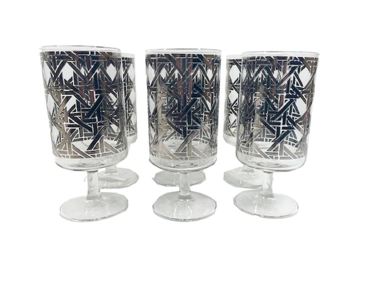Raro juego de copas de cóctel o de agua con pie de época de la cristalería Cera decoradas con un diseño de bastón tejido en plata. Todo en excelente estado.