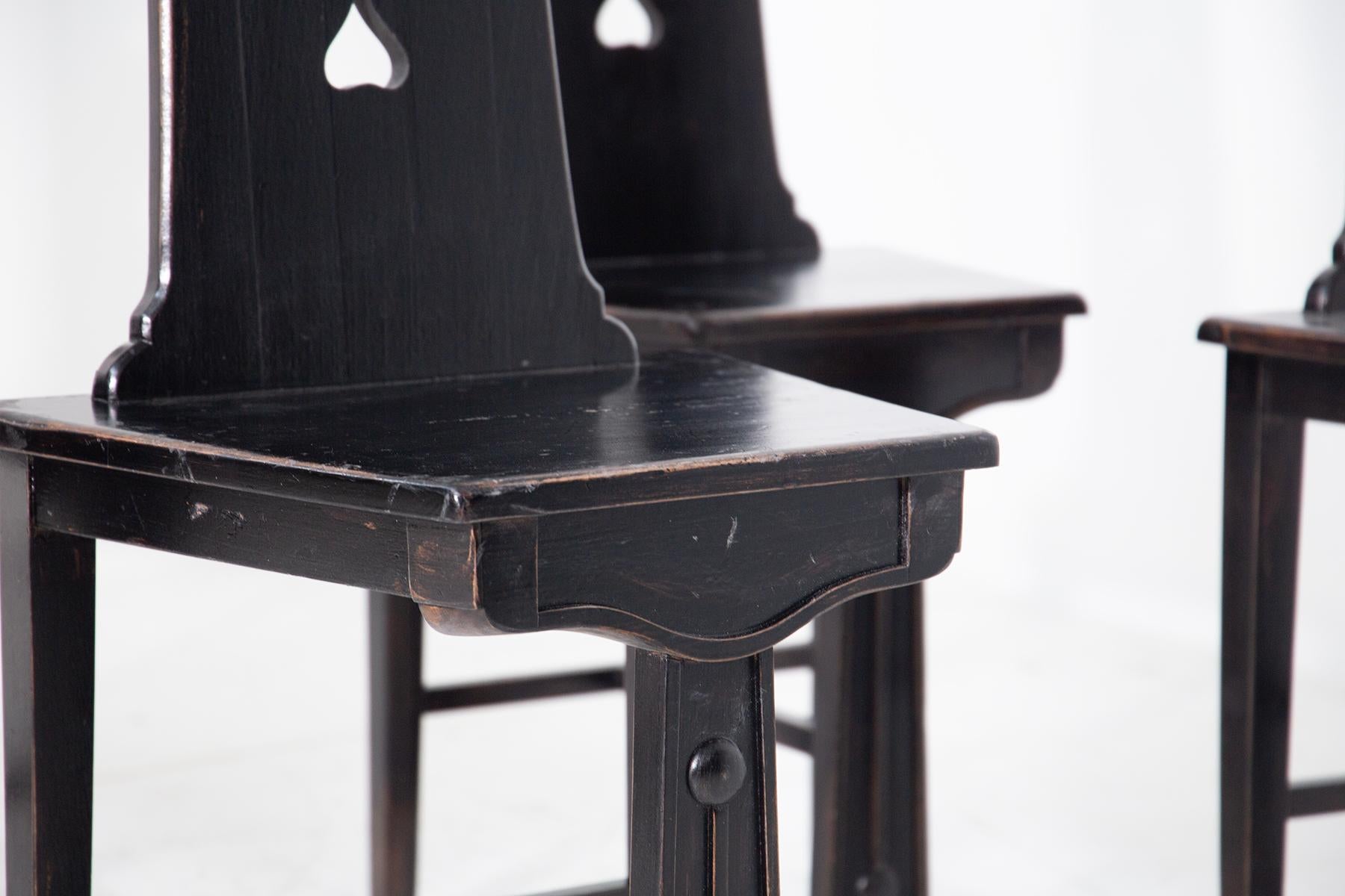 Découvrez l'élégance attribuée aux rares chaises vintage de Basile-Ducrot, qui témoignent de la maîtrise du style Art nouveau par le légendaire designer italien. Fabriquées dans les années 1910, ces six chaises en bois sculpté illustrent le mélange