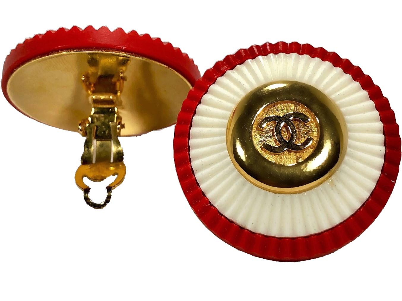 Seltene Vintage Chanel 1980er Jahre Rot, Weiß & Gold Tone CC-Ohrringe 1,5 Zoll Durchmesser im Zustand „Gut“ im Angebot in Palm Beach, FL