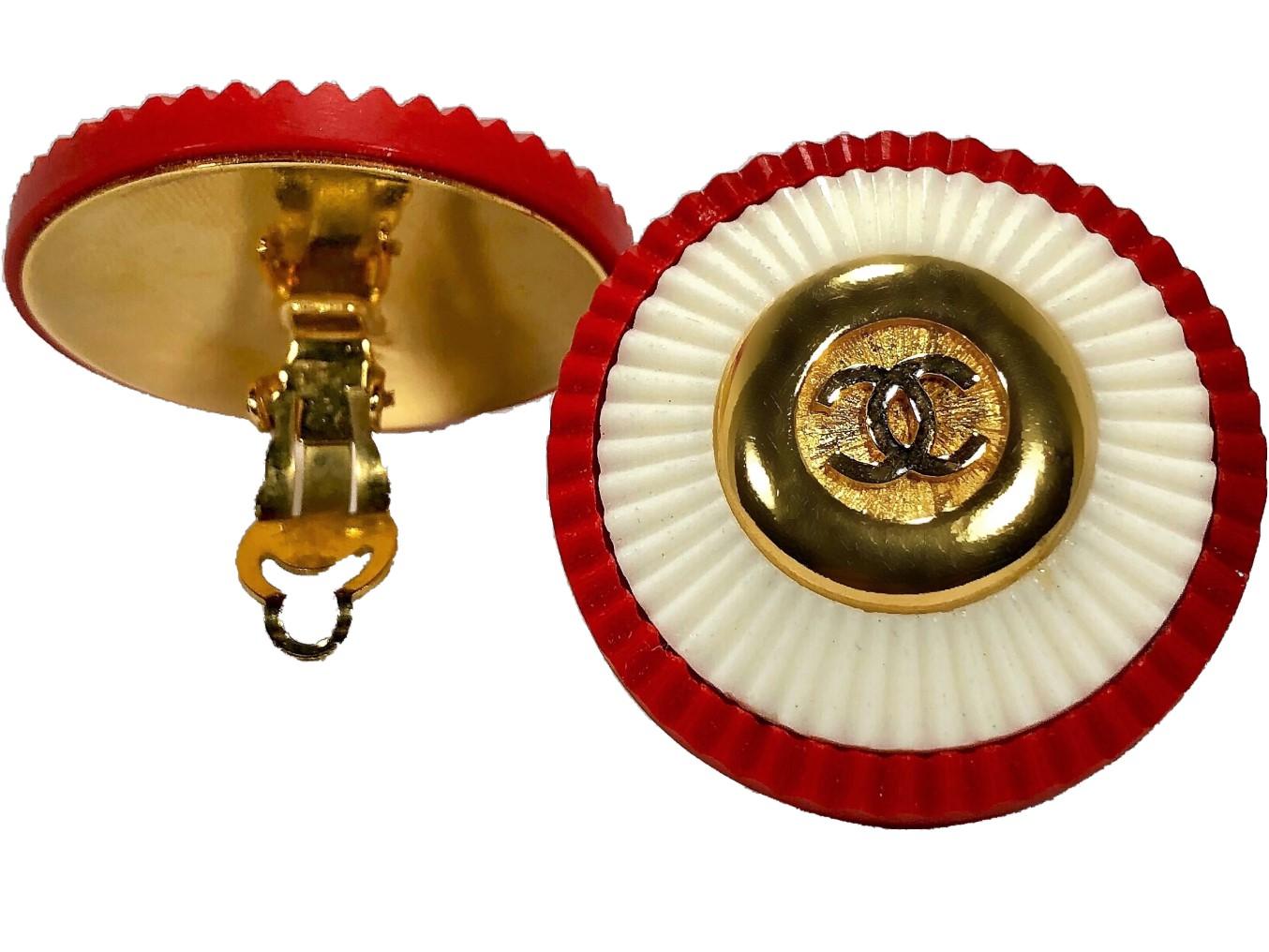 Raros Pendientes CC Vintage Chanel Años 80 Rojo, Blanco y Tono Dorado 1,5 Pulgada Diámetro en Bueno estado para la venta en Palm Beach, FL
