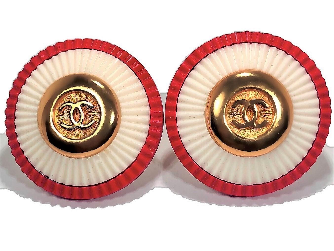 Estos increíbles pendientes vintage de Chanel son de principios de los años 80 y son extremadamente raros. El bonito material de resina roja y blanca está en excelentes condiciones. Miden una gran  2,5 cm de diámetro y causan una gran impresión
