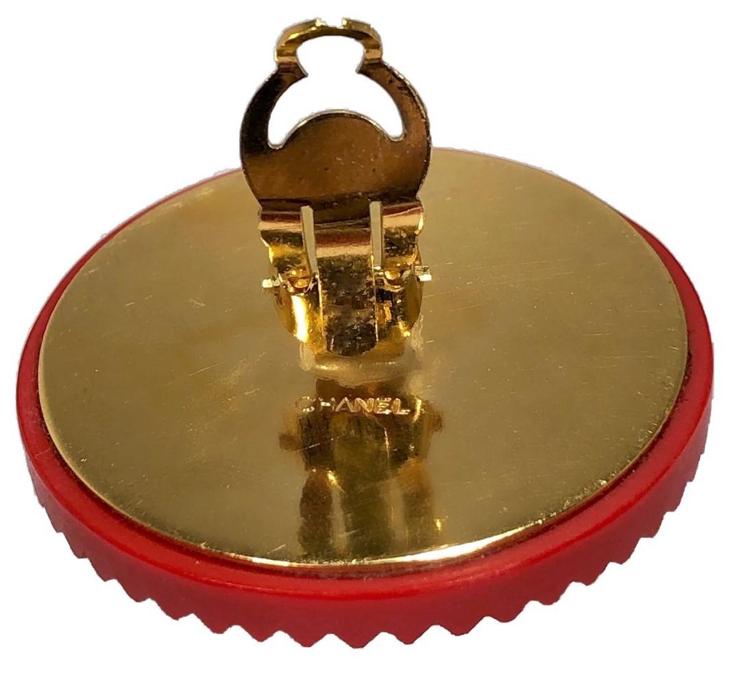 Seltene Vintage Chanel 1980er Jahre Rot, Weiß & Gold Tone CC-Ohrringe 1,5 Zoll Durchmesser im Angebot 1